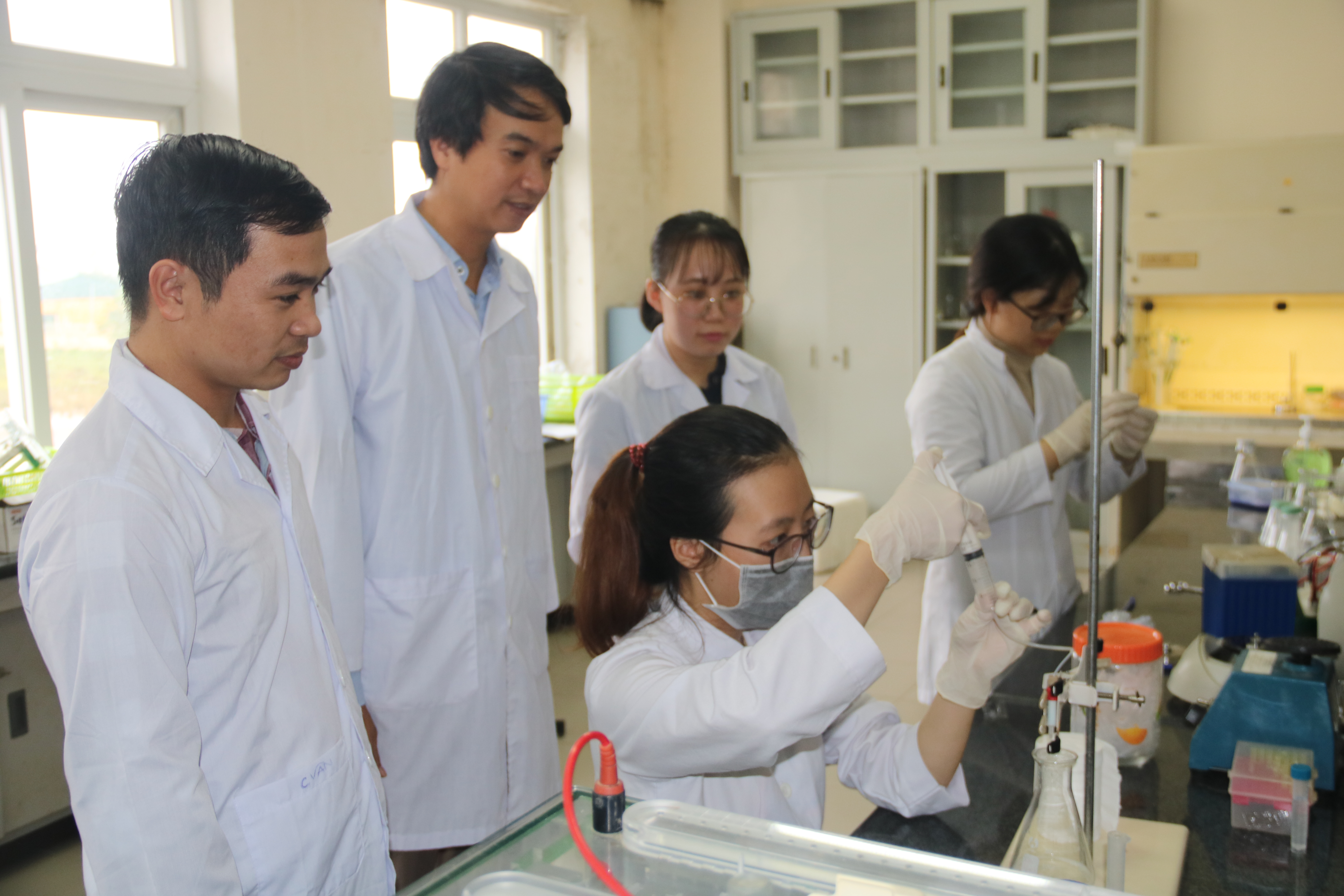 Quan tâm, tìm giải pháp phát triển Viện Công nghệ sinh học