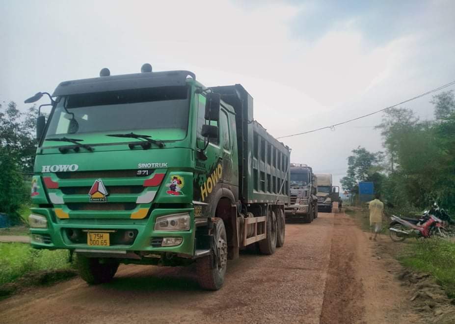 Người dân lại chặn xe chở vật liệu thi công cao tốc Cam Lộ - La Sơn