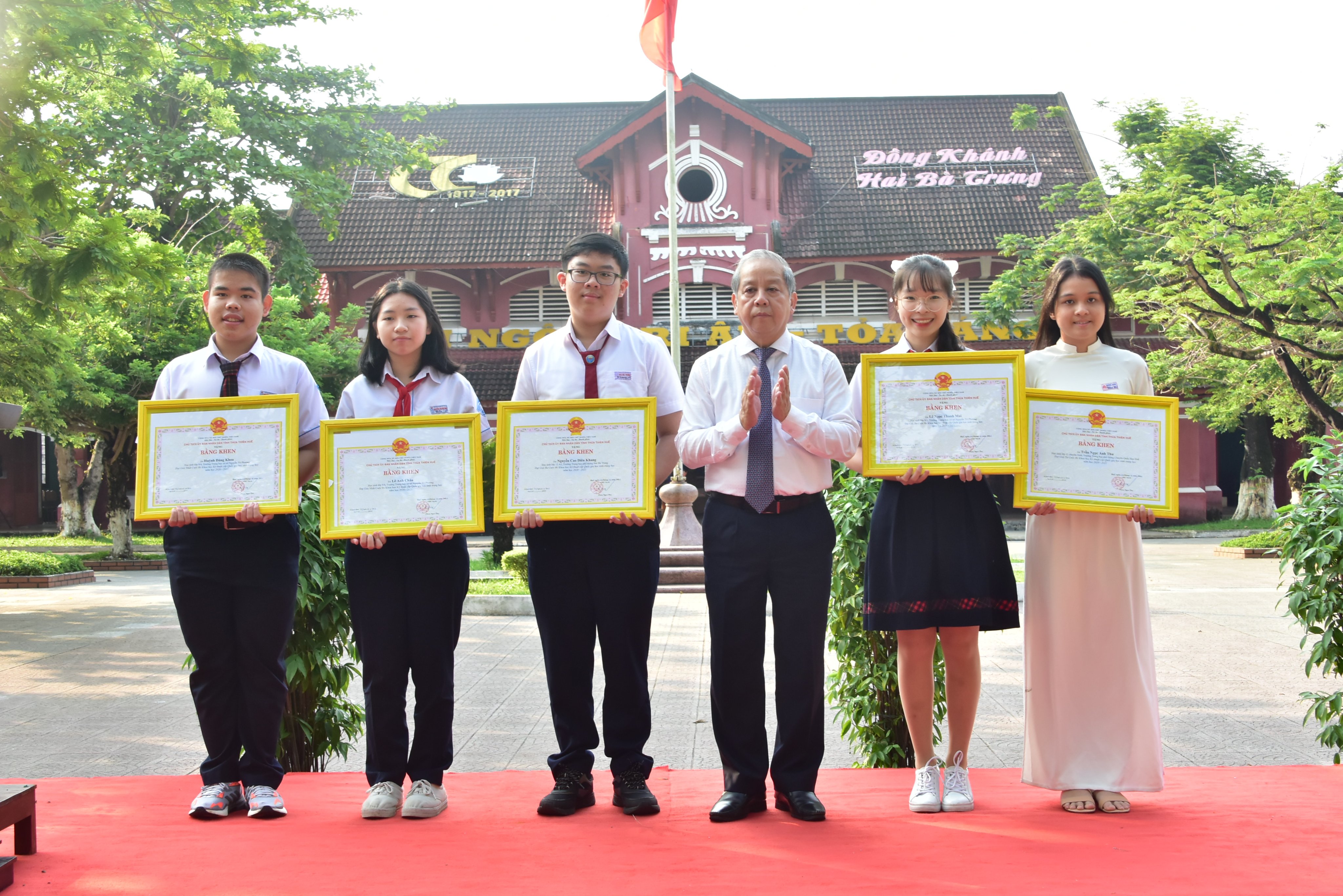 Tặng bằng khen cho 5 học sinh đạt giải khoa học kỹ thuật quốc gia