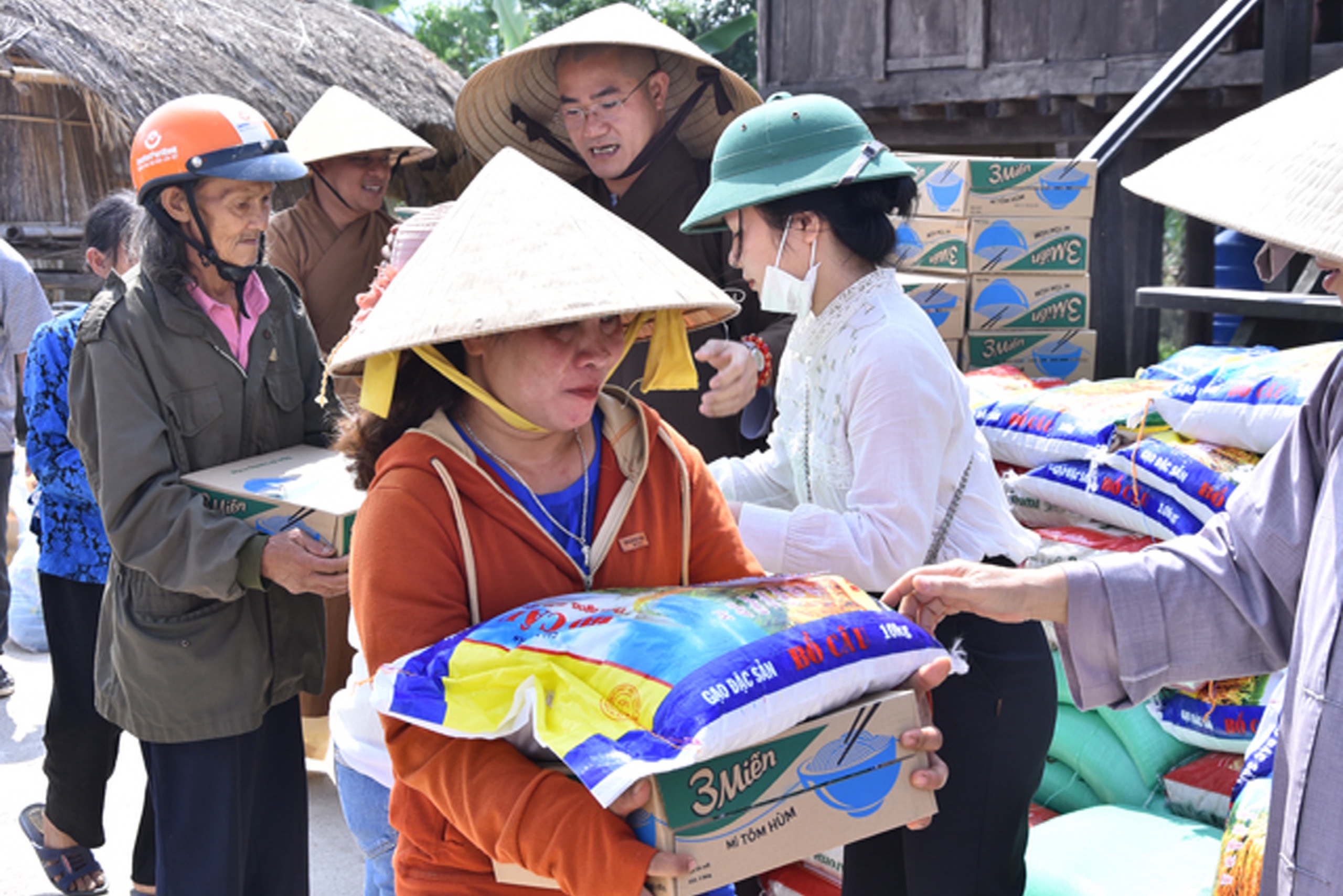 Trao 600 suất quà cho các gia đình khó khăn ở A Lưới