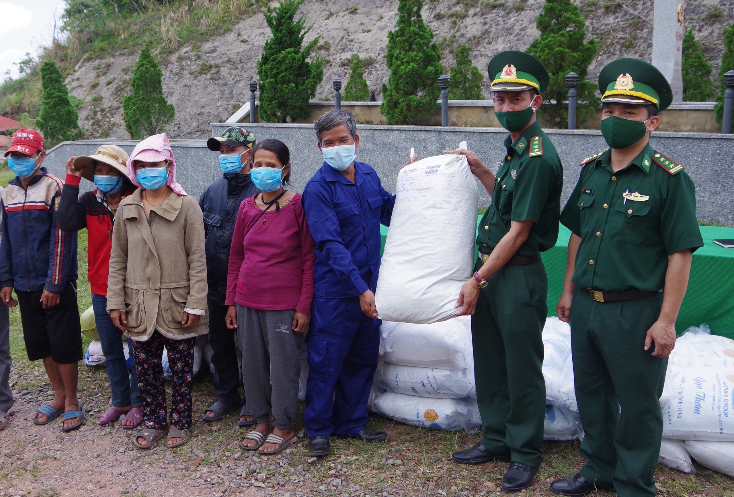 Tặng quà cho lực lượng vũ trang tỉnh Xalavan và người dân bản Cô Tài