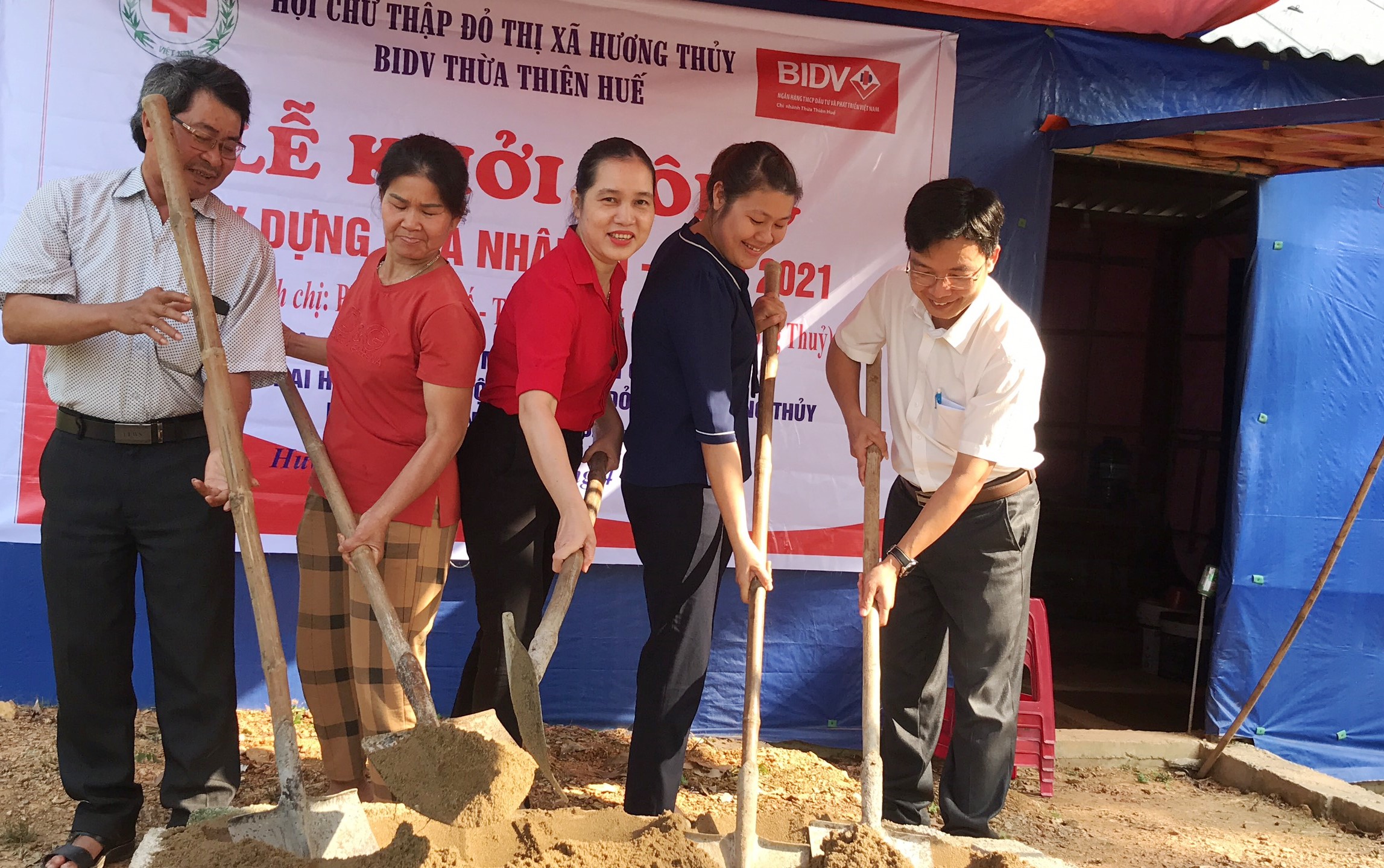 Xây nhà nhân ái cho gia đình sống trong căn lều che bằng bạt