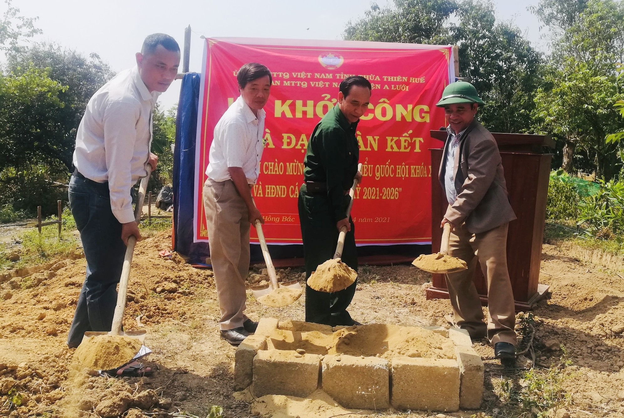 Xây dựng 3 nhà Đại đoàn kết cho hộ nghèo ở A Lưới