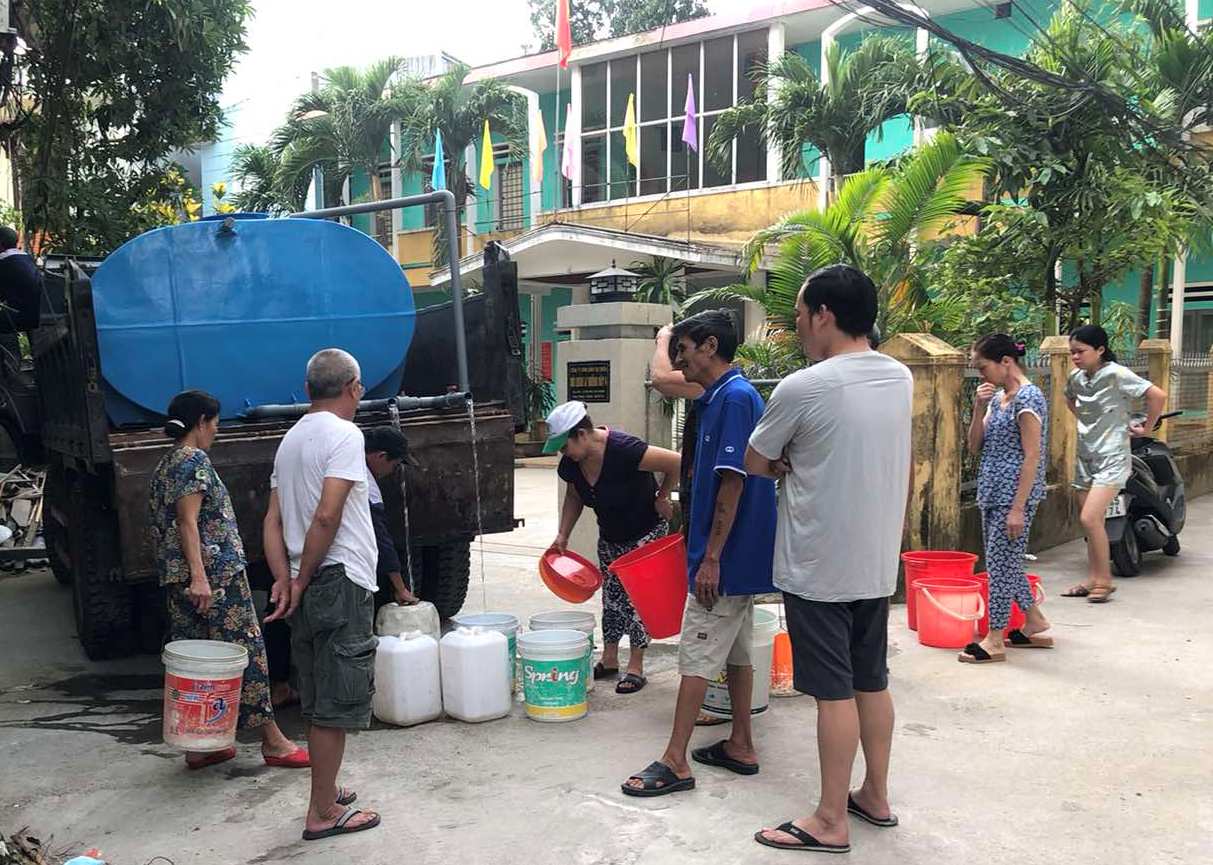 Khắc phục sự cố cấp nước trên đường Bùi Thị Xuân