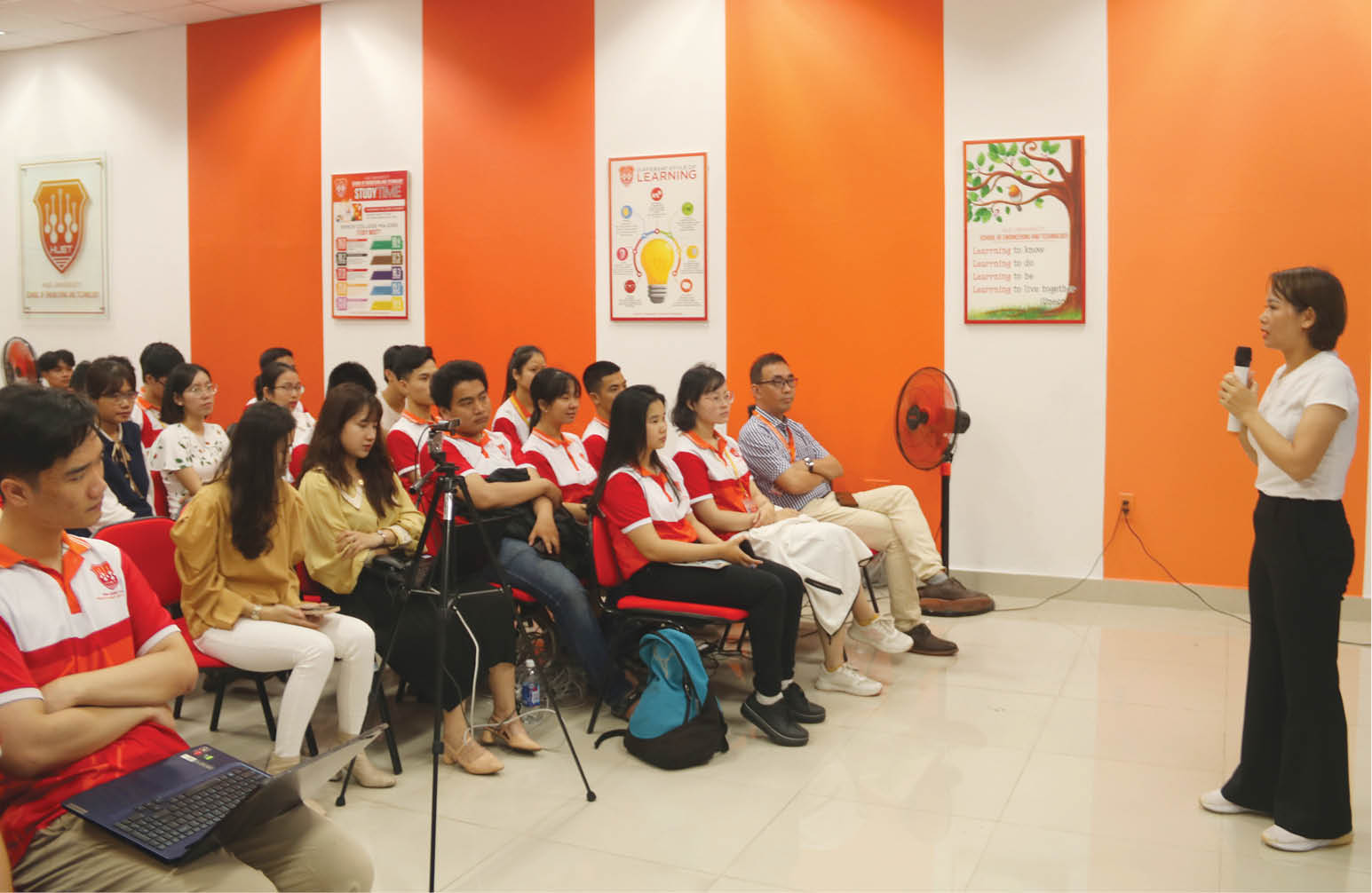 Nên đưa môn khoa học giao tiếp vào đào tạo chính khóa