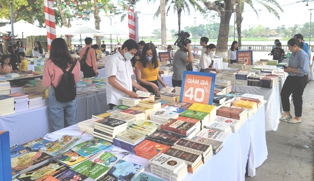 Giới thiệu hơn 100 000 cuốn sách tại Hội sách Alphabooks