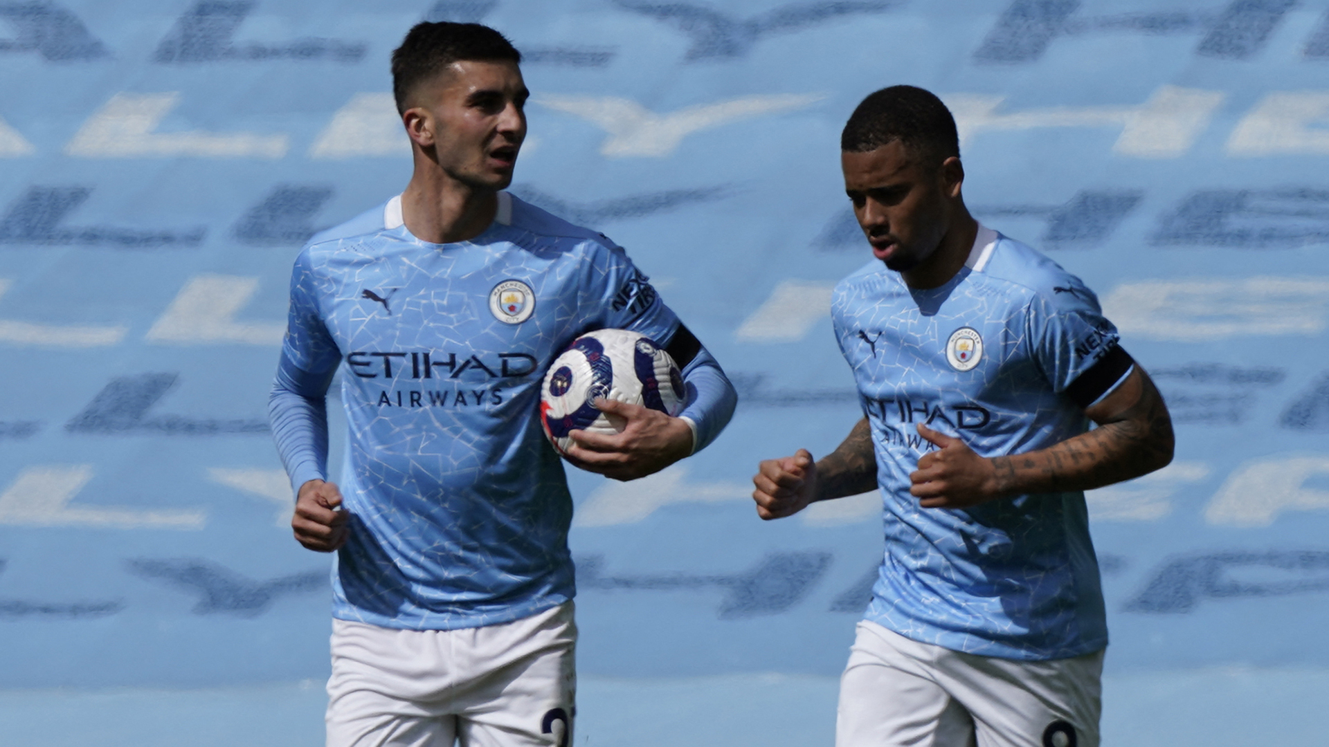 Dallas mang về chiến thắng đầy quả cảm cho Leeds