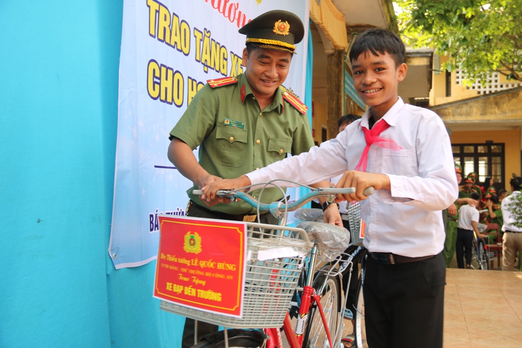 Trao tặng quà cho học sinh nghèo và công an các xã ở huyện A Lưới