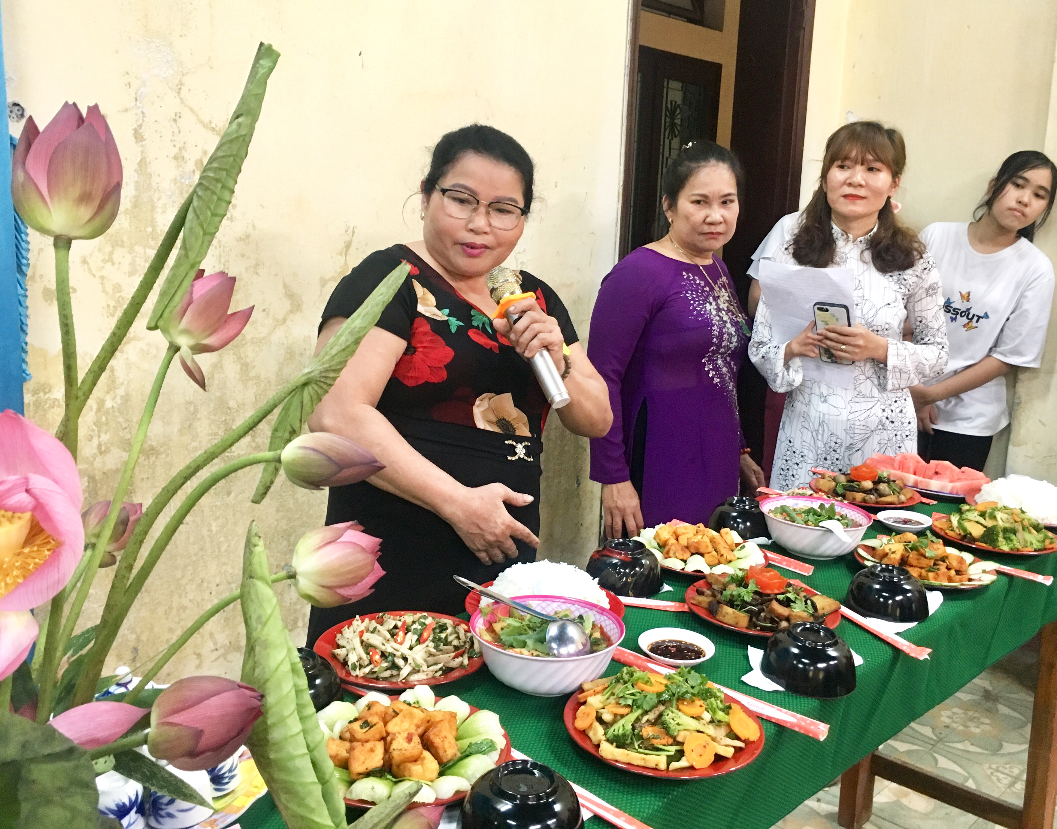 Hơn 40 phụ nữ khuyết tật tham gia hội thi nấu ăn - cắm hoa - văn nghệ