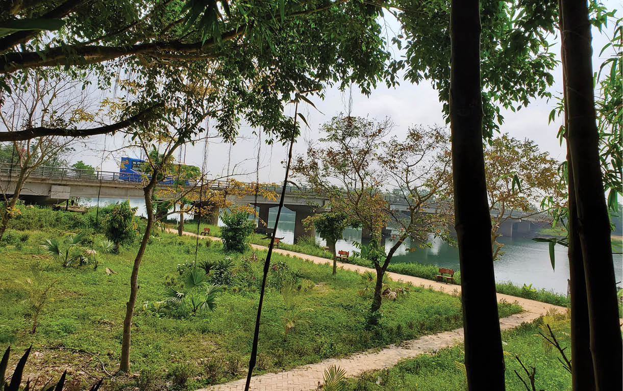 Thưởng cảnh bên bờ sông Bồ