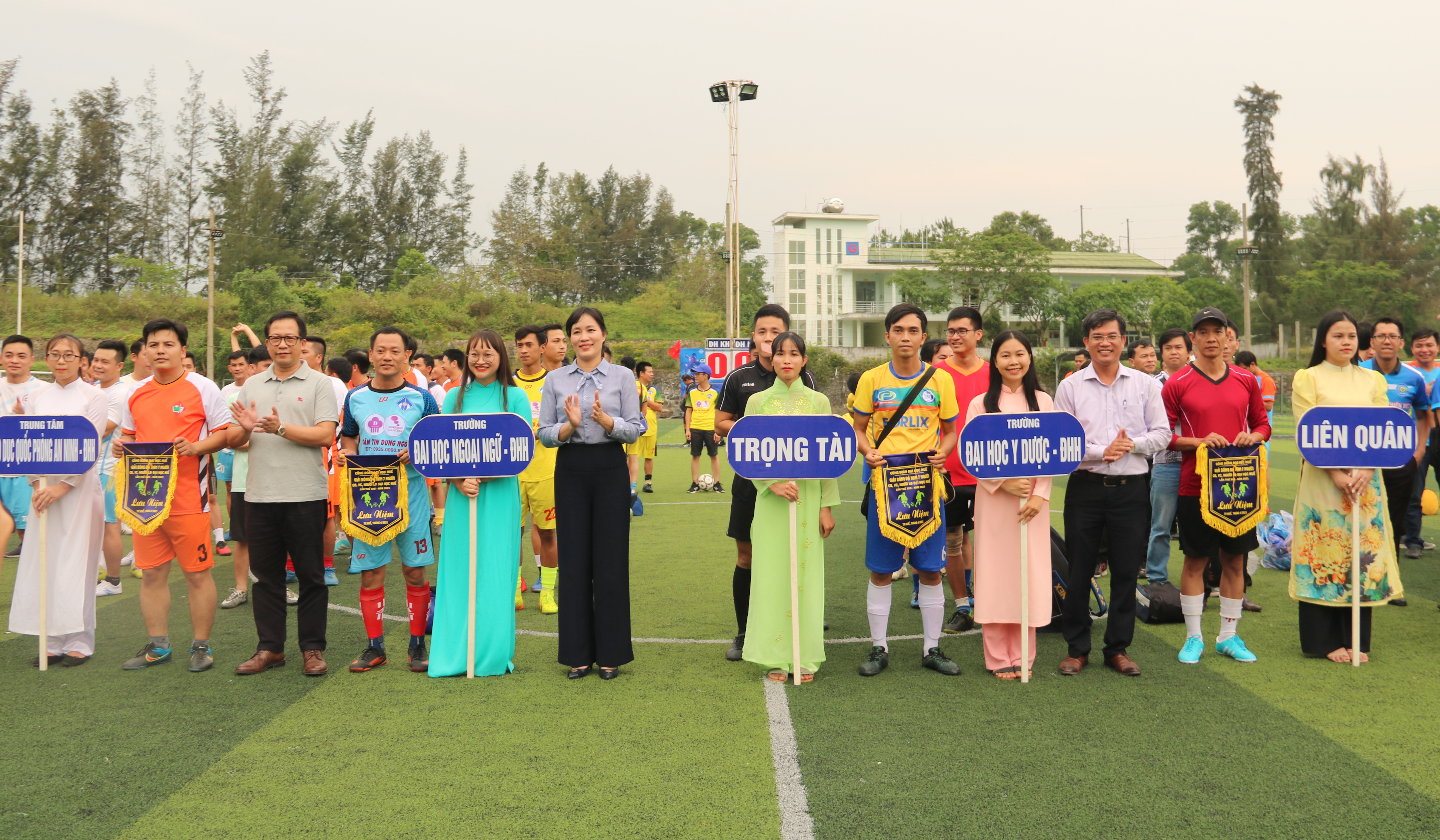 Khởi tranh giải bóng đá nam cán bộ, viên chức, lao động ĐH Huế