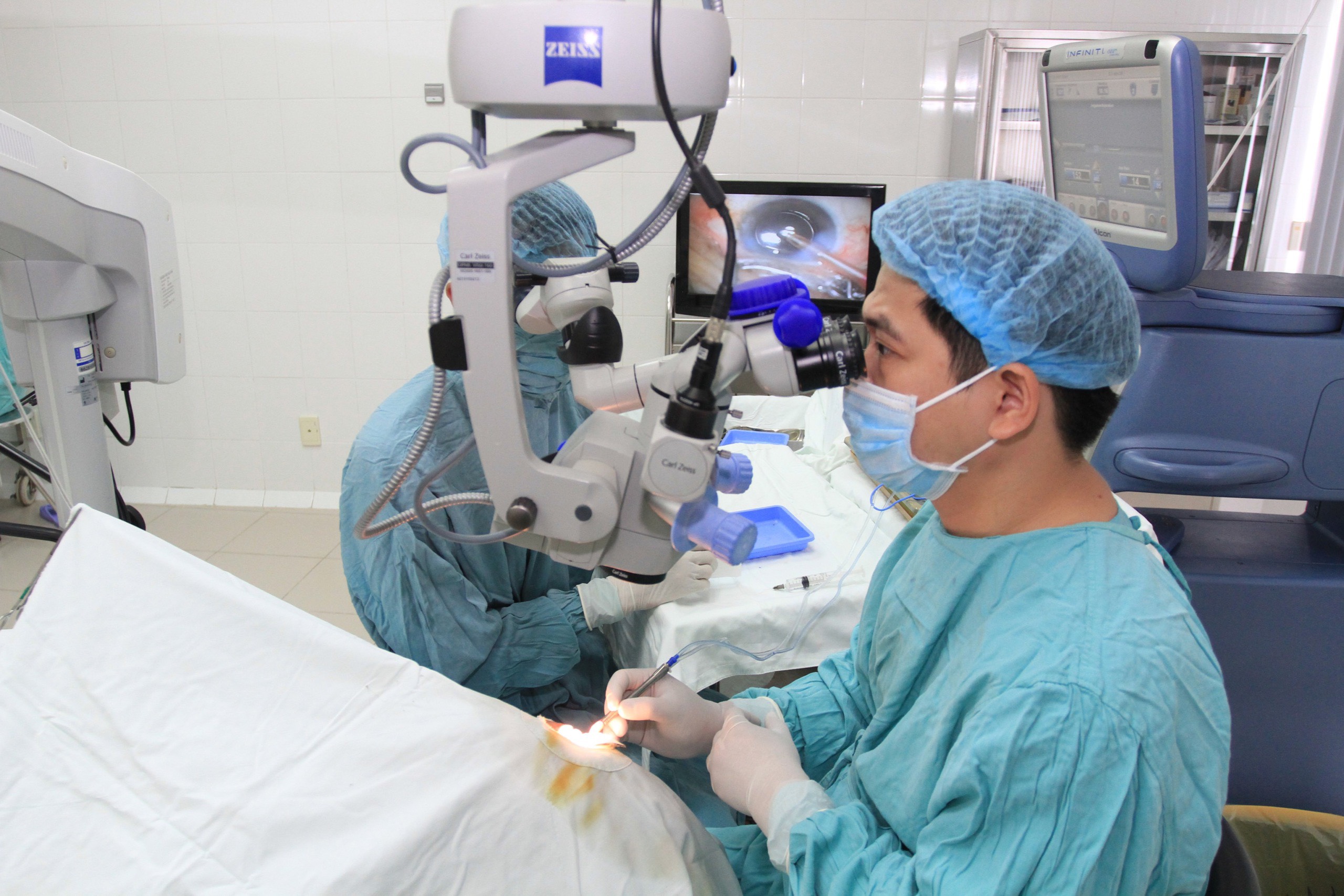 Hỗ trợ người nghèo phẫu thuật đục thủy tinh thể