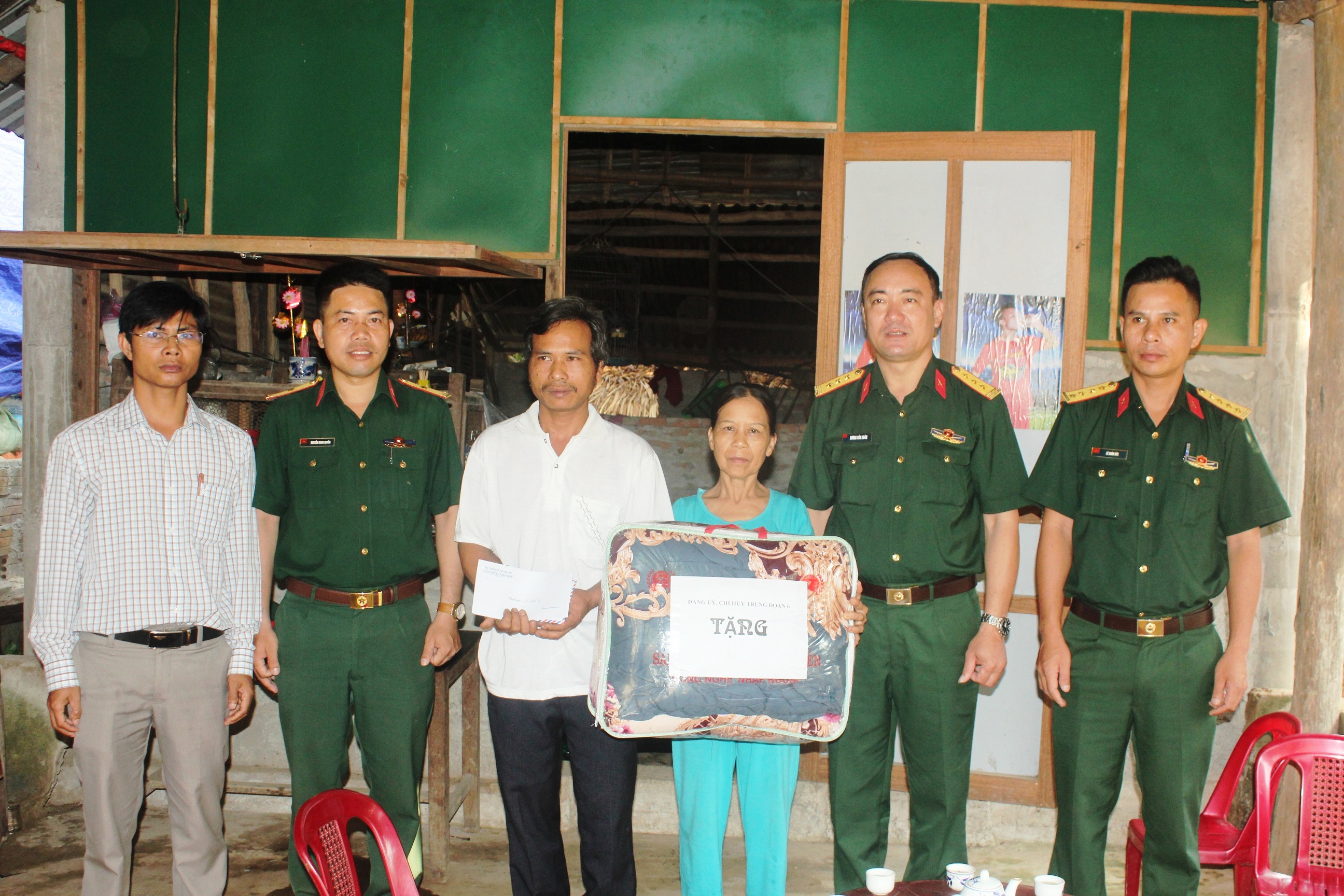Trao quà, động viên gia đình các chiến sĩ mới có hoàn cảnh khó khăn