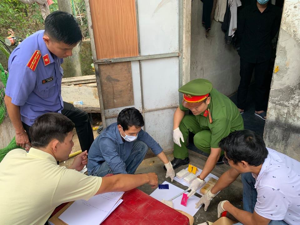 Bắt giữ 2 đối tượng, thu giữ hơn 1,3kg ma túy