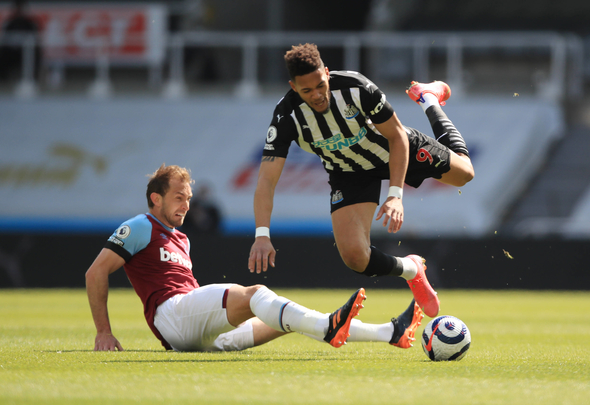 Fabianski hóa tội đồ, Búa tạ thất thủ trước Chích chòe