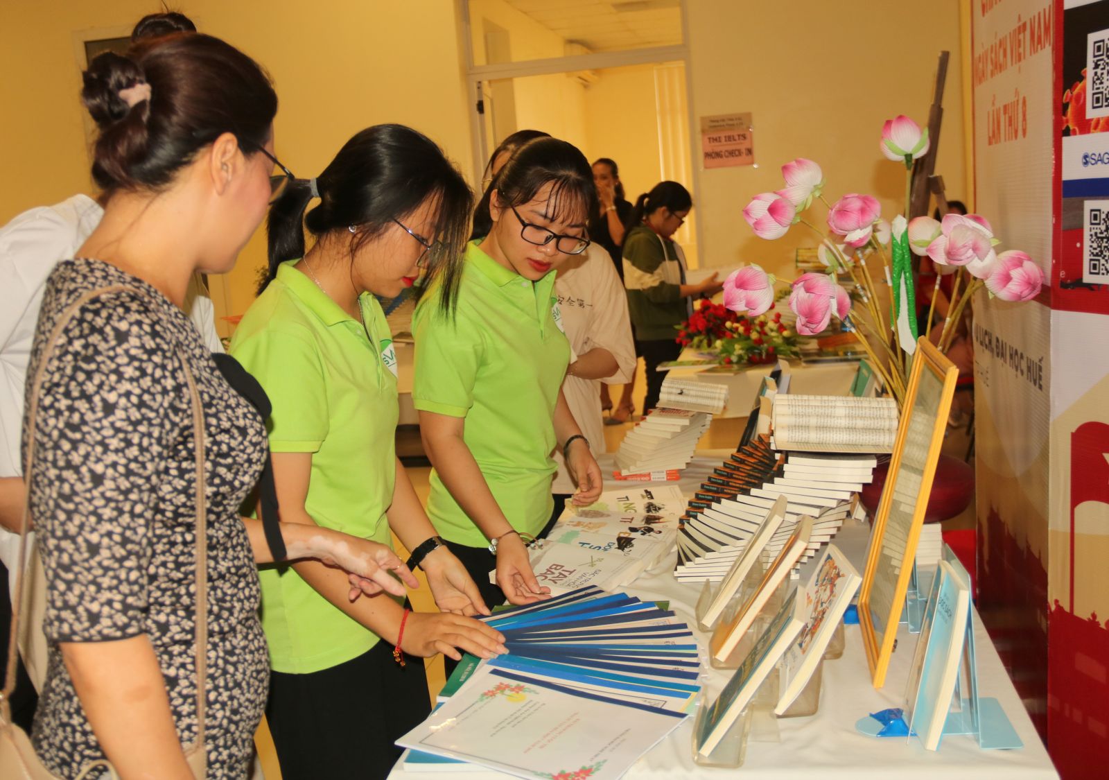 Numerous activities in response to Vietnam Book Day