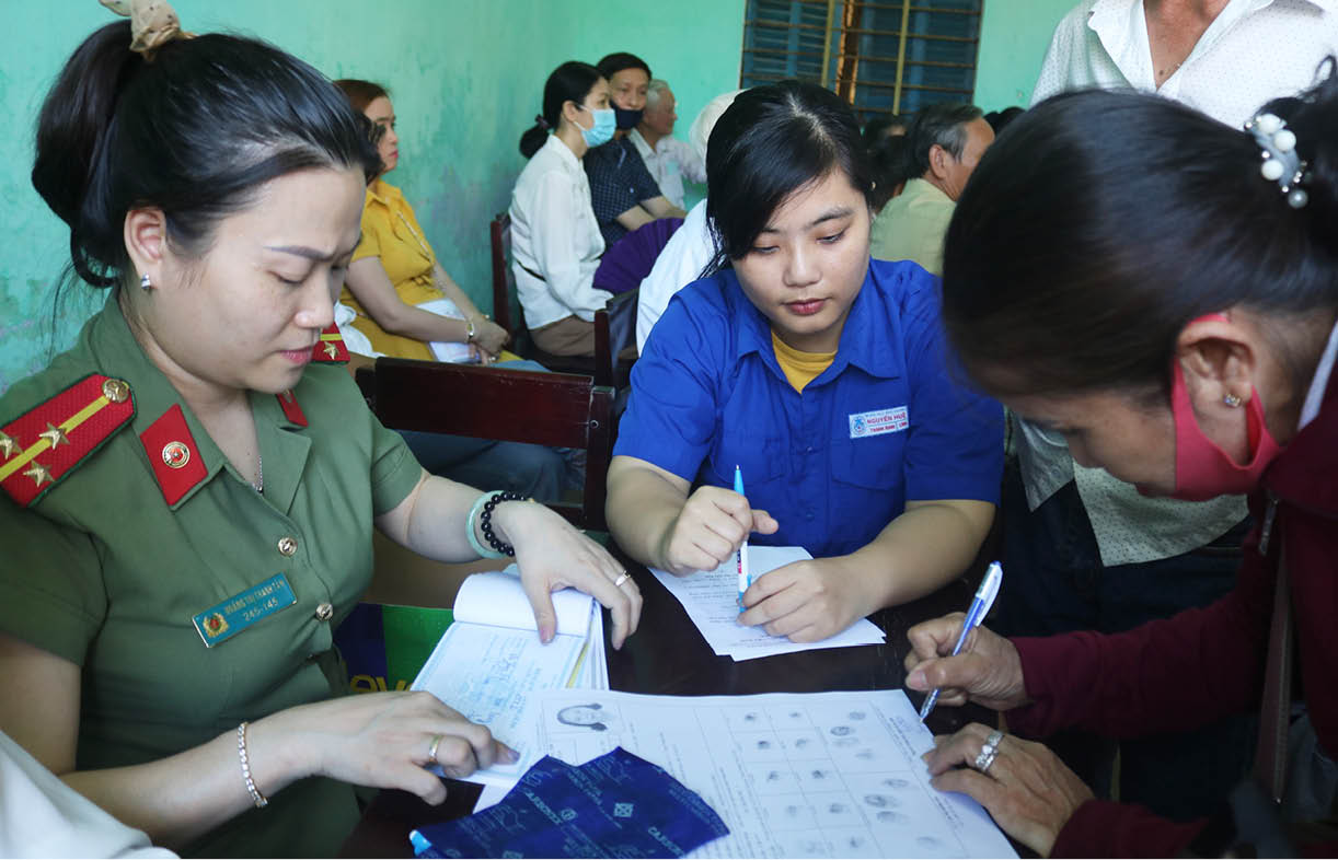 Áo xanh tình nguyện tại các điểm cấp căn cước công dân