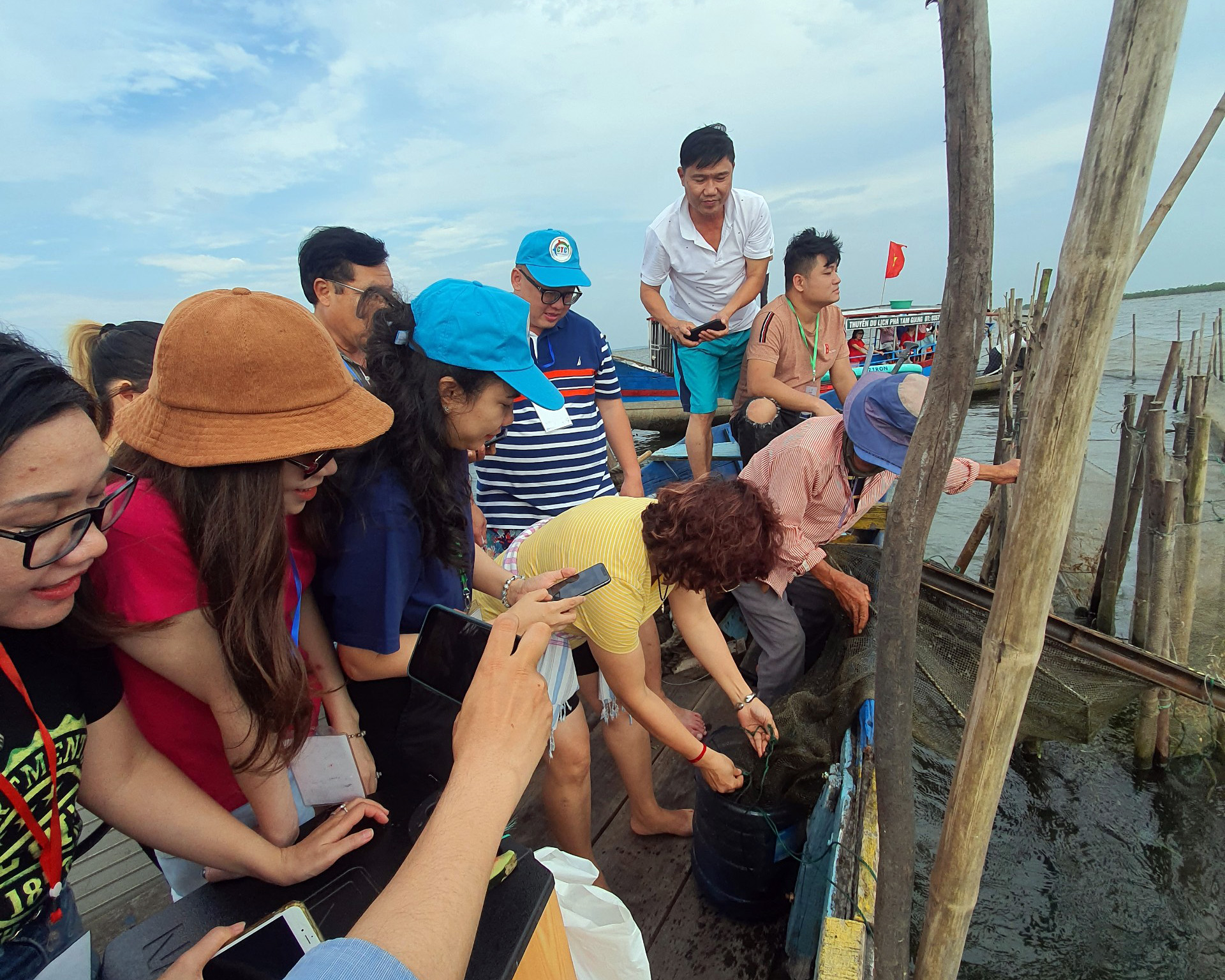 Đoàn famtrip “Miền Trung đón bạn” khảo sát các tuyến điểm cộng đồng ở Huế