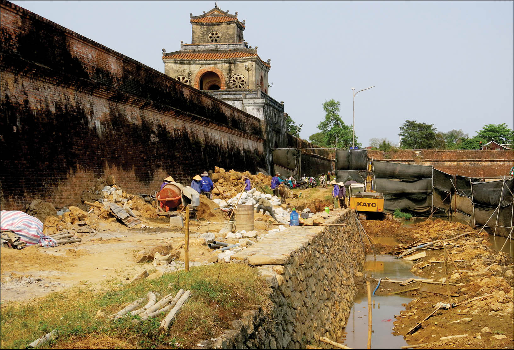 Giữ hình dáng cũ của bờ kè Hộ Thành hào