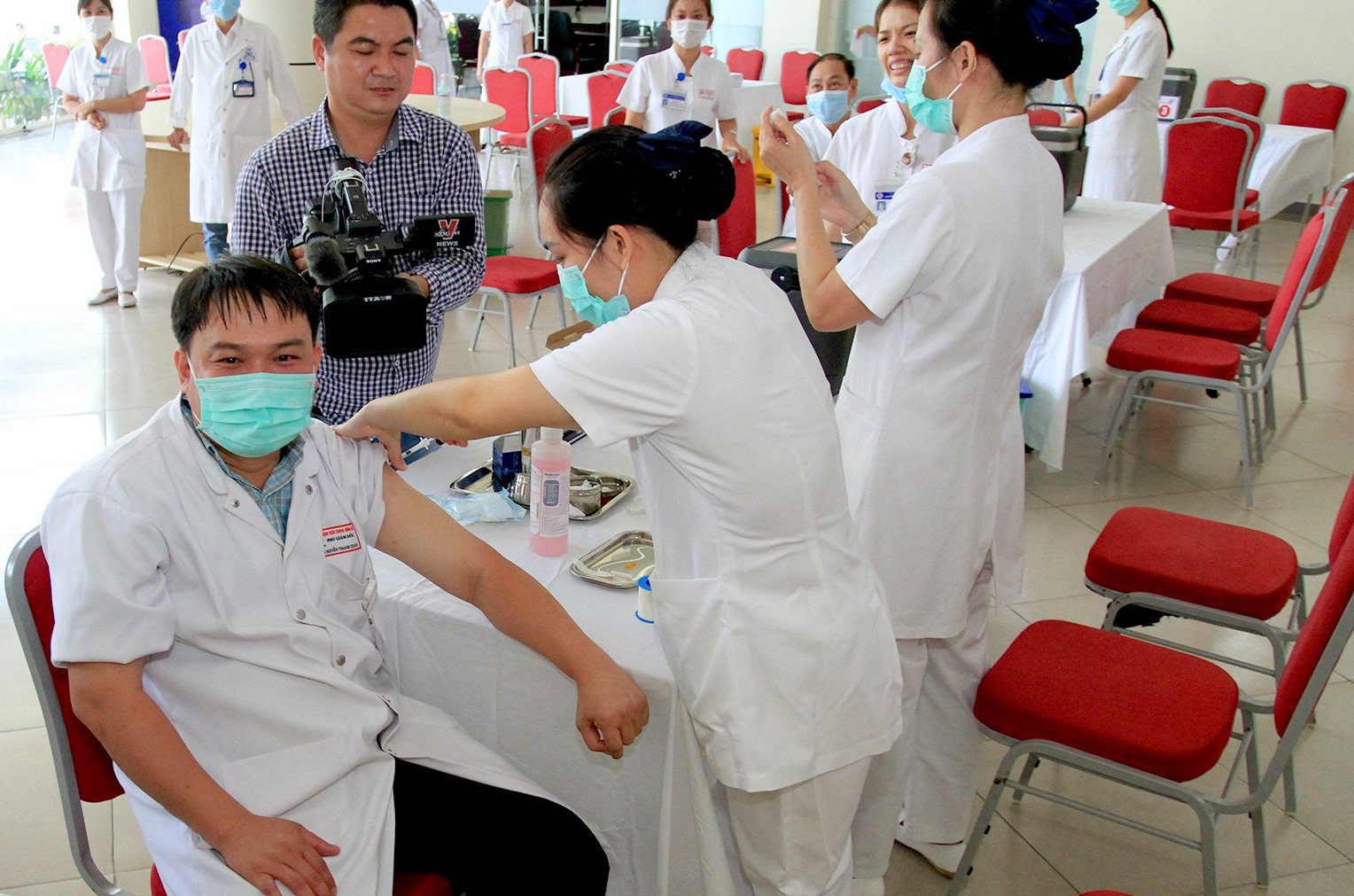 Hơn 2 100 nhân viên y tế được tiêm phòng COVID-19
