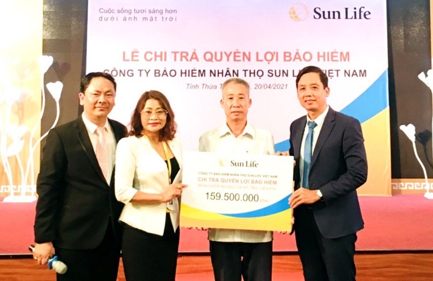 Sun Life Việt Nam chi trả quyền lợi bảo hiểm bệnh hiểm nghèo và hỗ trợ viện phí gần 160 triệu đồng