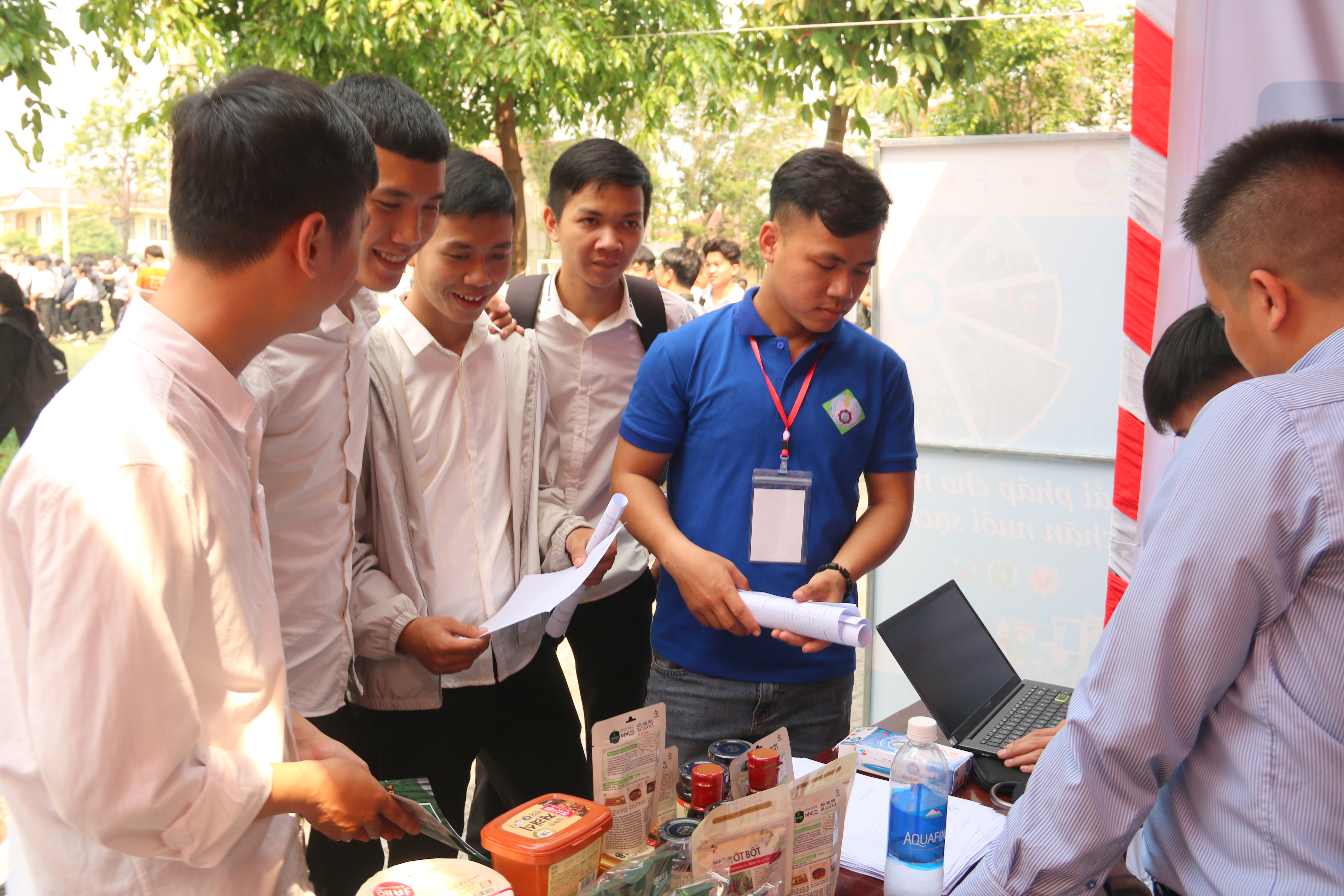 Học sinh trải nghiệm tại ngày hội tuyển dụng của sinh viên