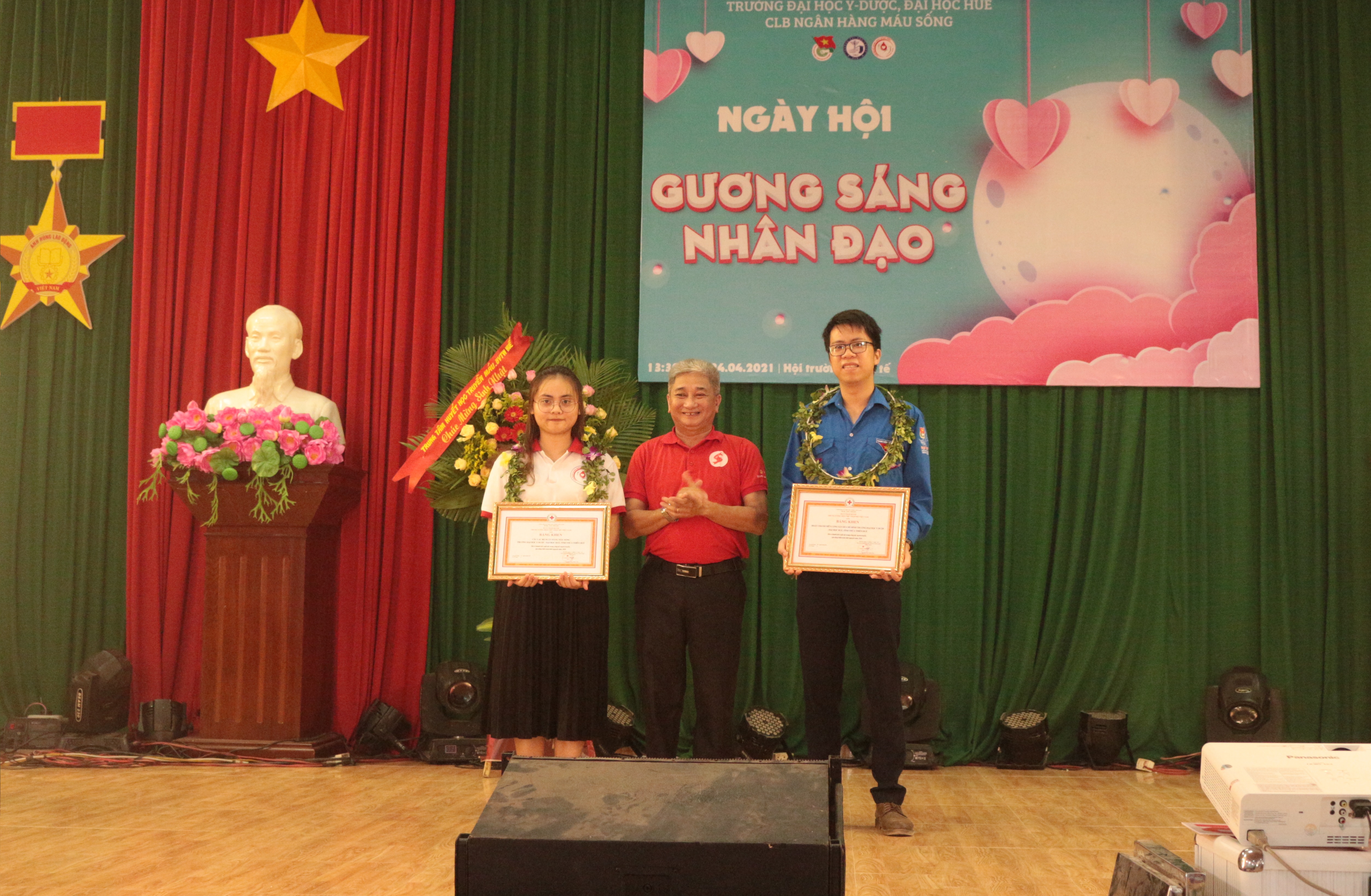 Tôn vinh các cá nhân, tập thể có thành tích xuất sắc trong hiến máu tình nguyện