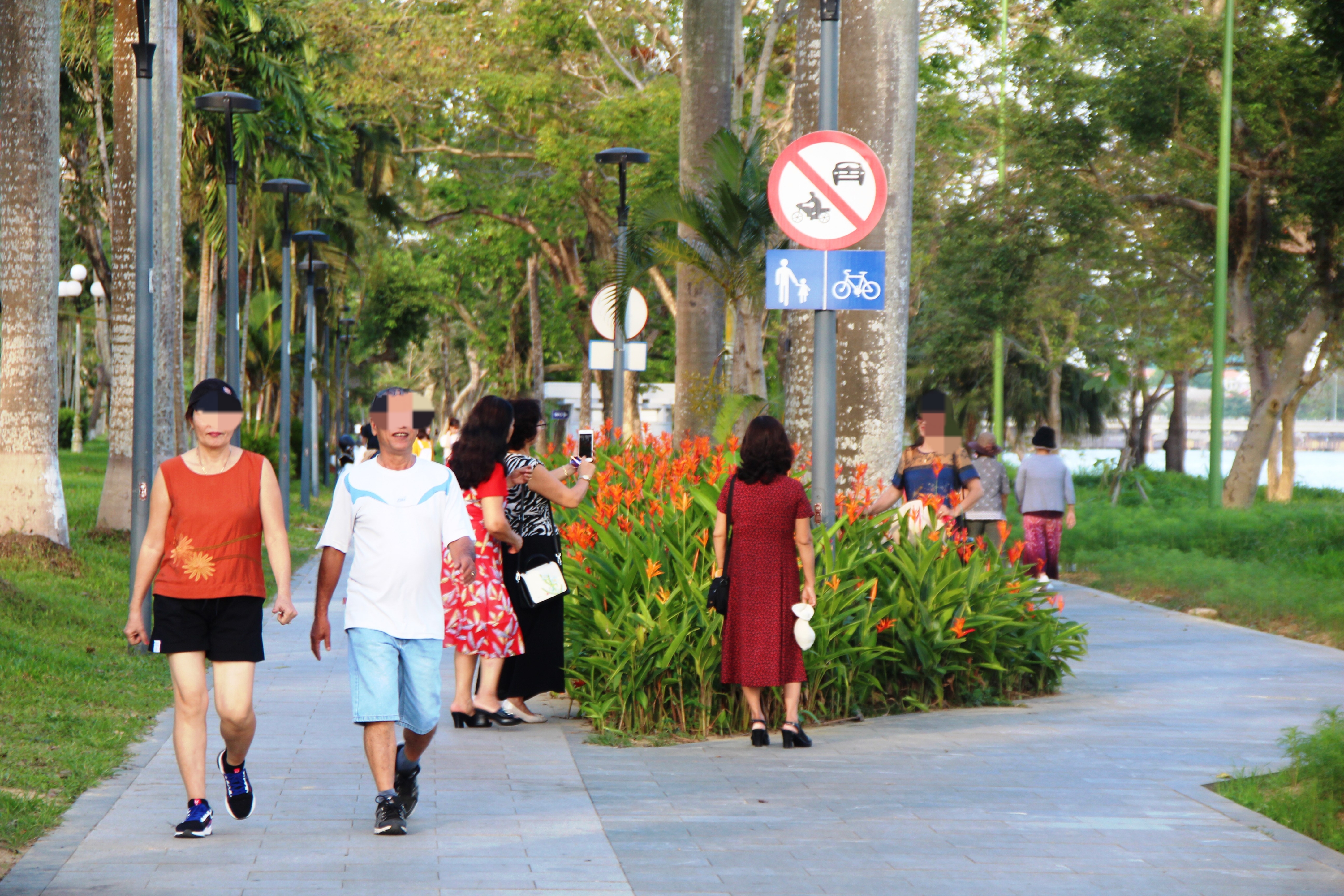 Nhiều người  quên đeo khẩu trang nơi công cộng