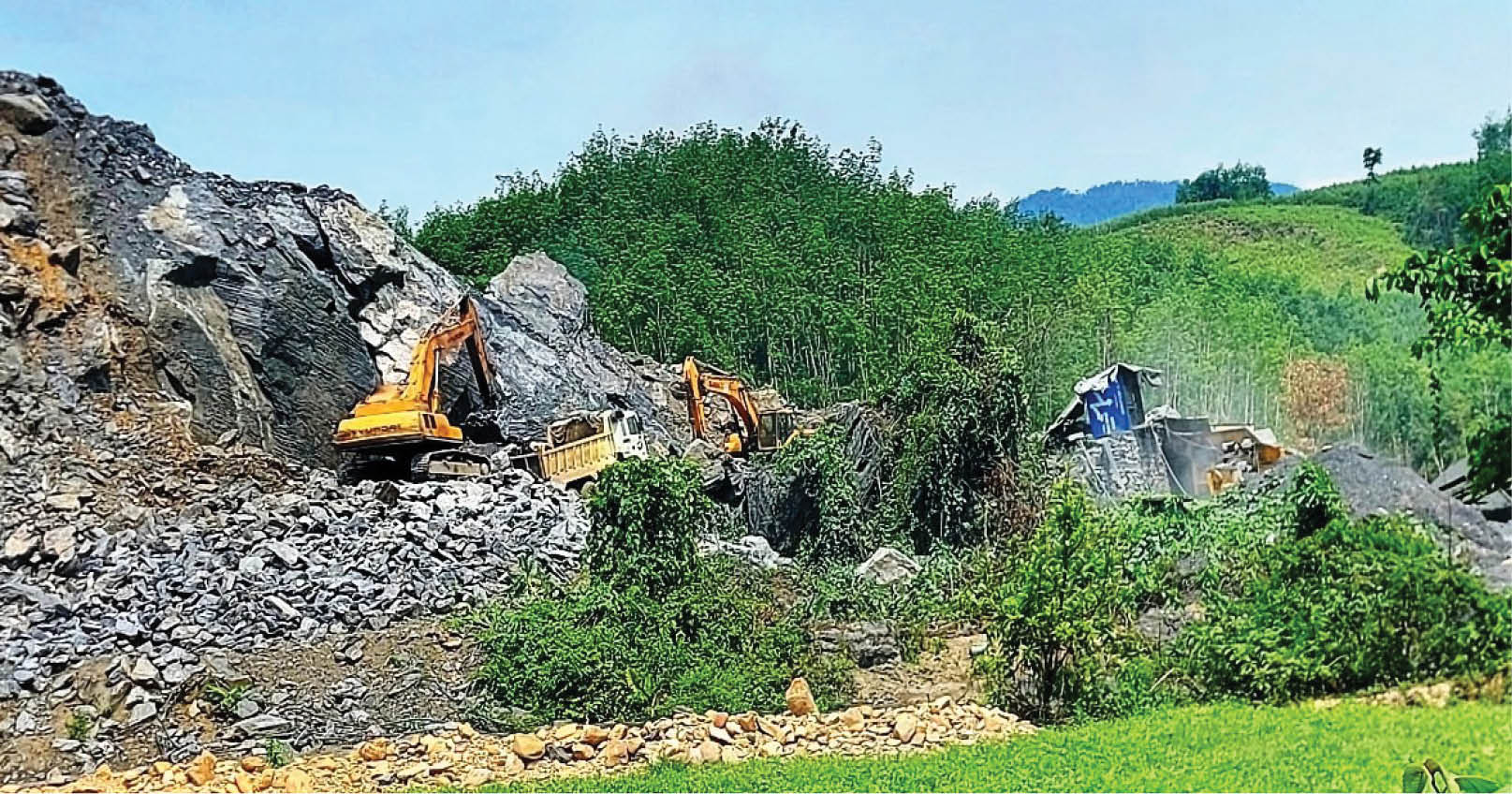 Mỏ đá hết hạn vẫn ngang nhiên hoạt động