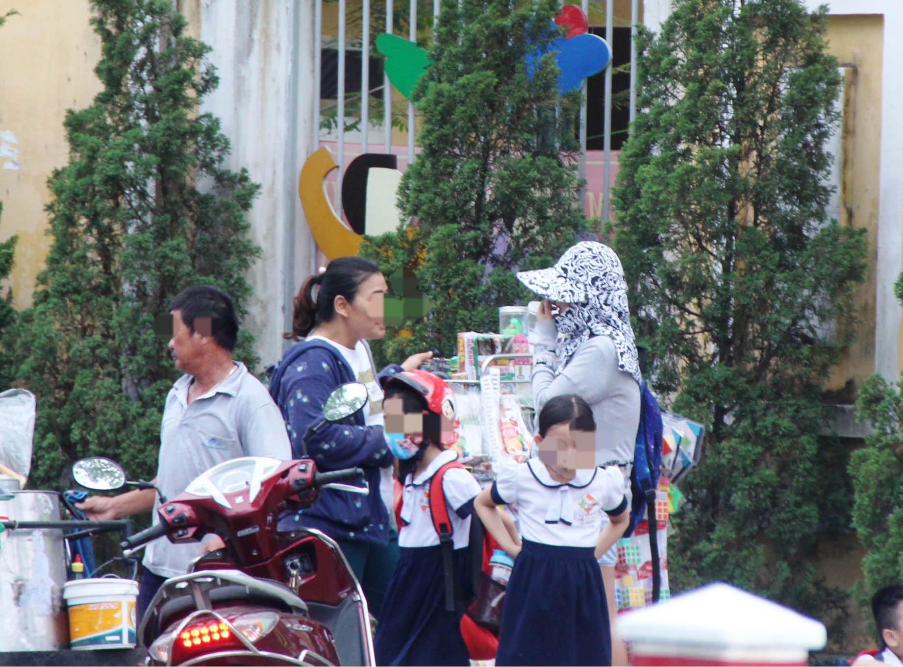 Hạn chế ngộ độc từ hàng rong cổng trường