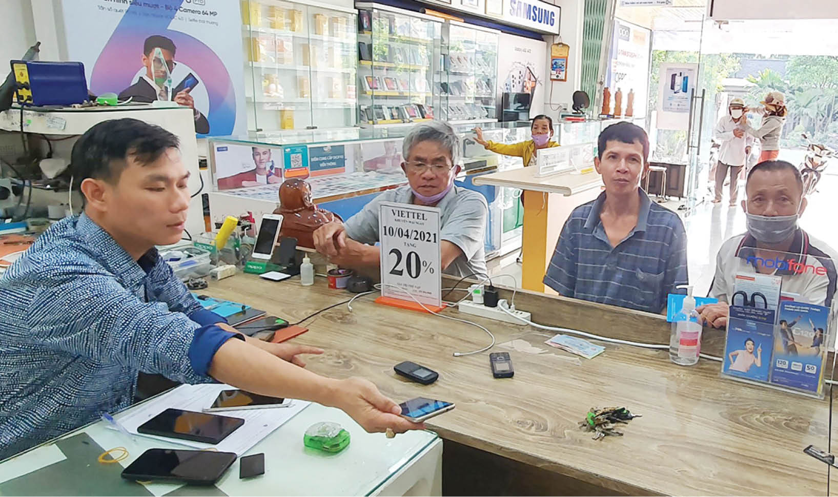 Chi trả chính sách trợ giúp xã hội không dùng tiền mặt Cách làm và sự đồng thuận