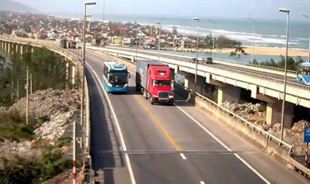 Nhà xe than vì phí qua hầm Hải Vân tăng