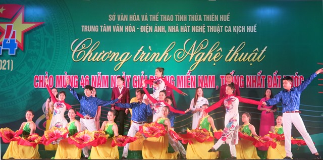 Biểu diễn nghệ thuật và chiếu phim mừng ngày giải phóng đất nước