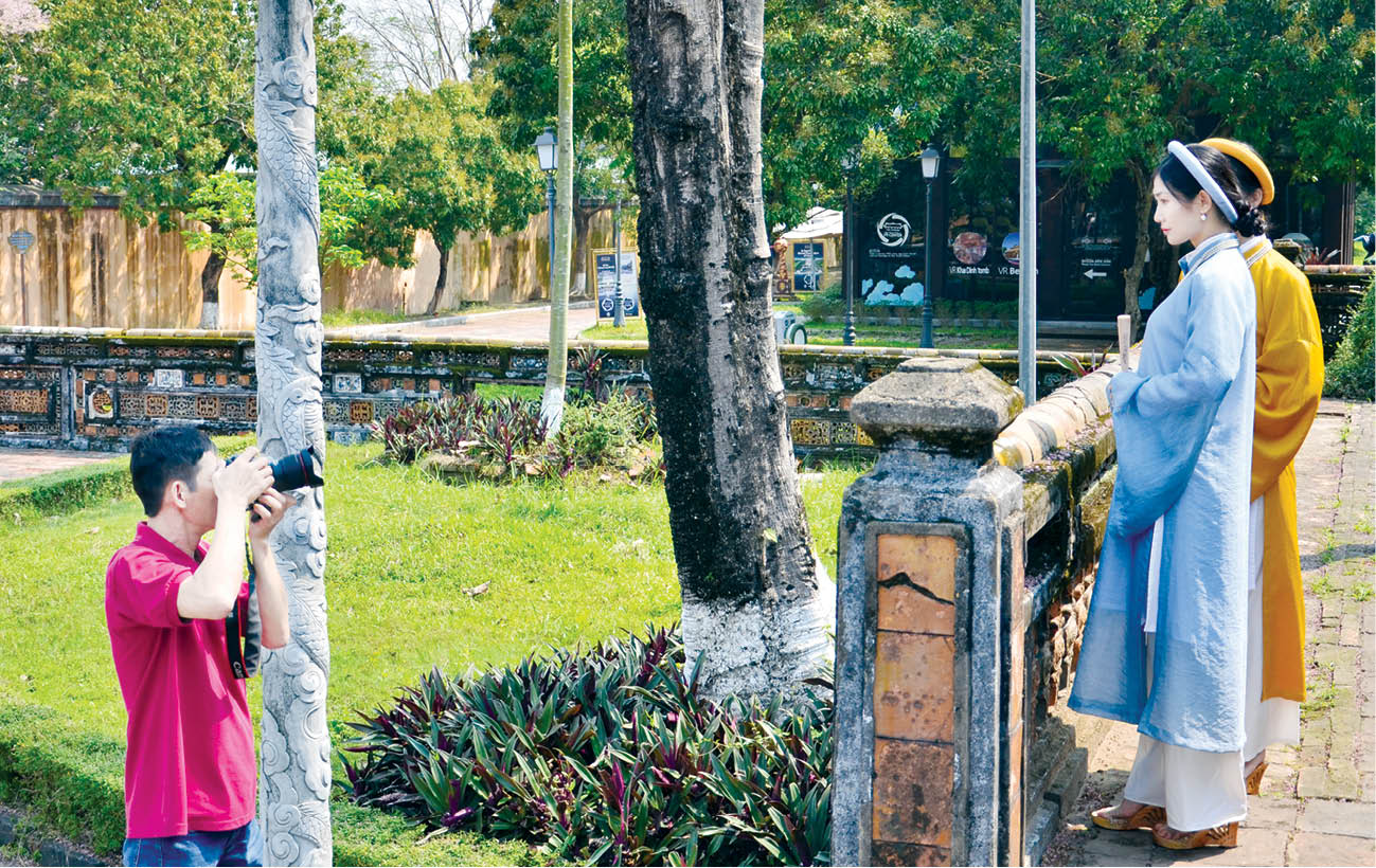 The scenario to welcome visitors to Hue