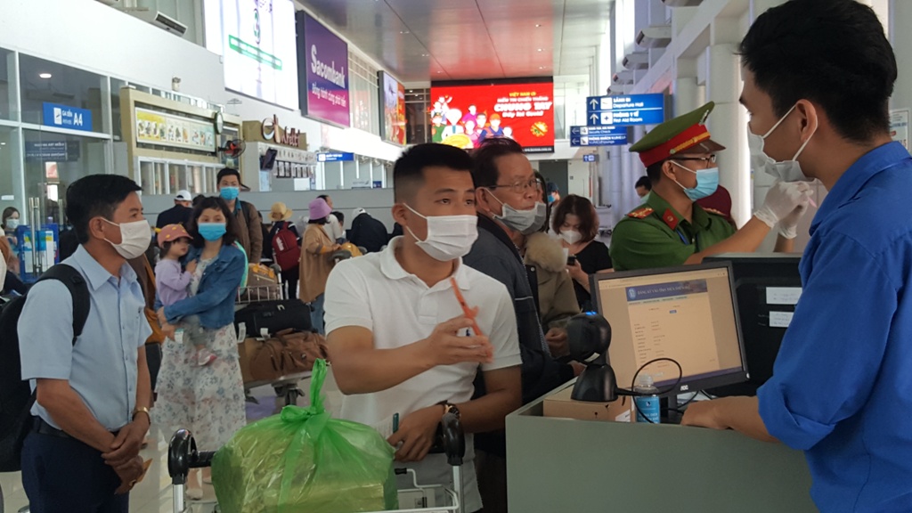Siết chặt phòng, chống COVID-19 ở sân bay, nhà ga, bến xe