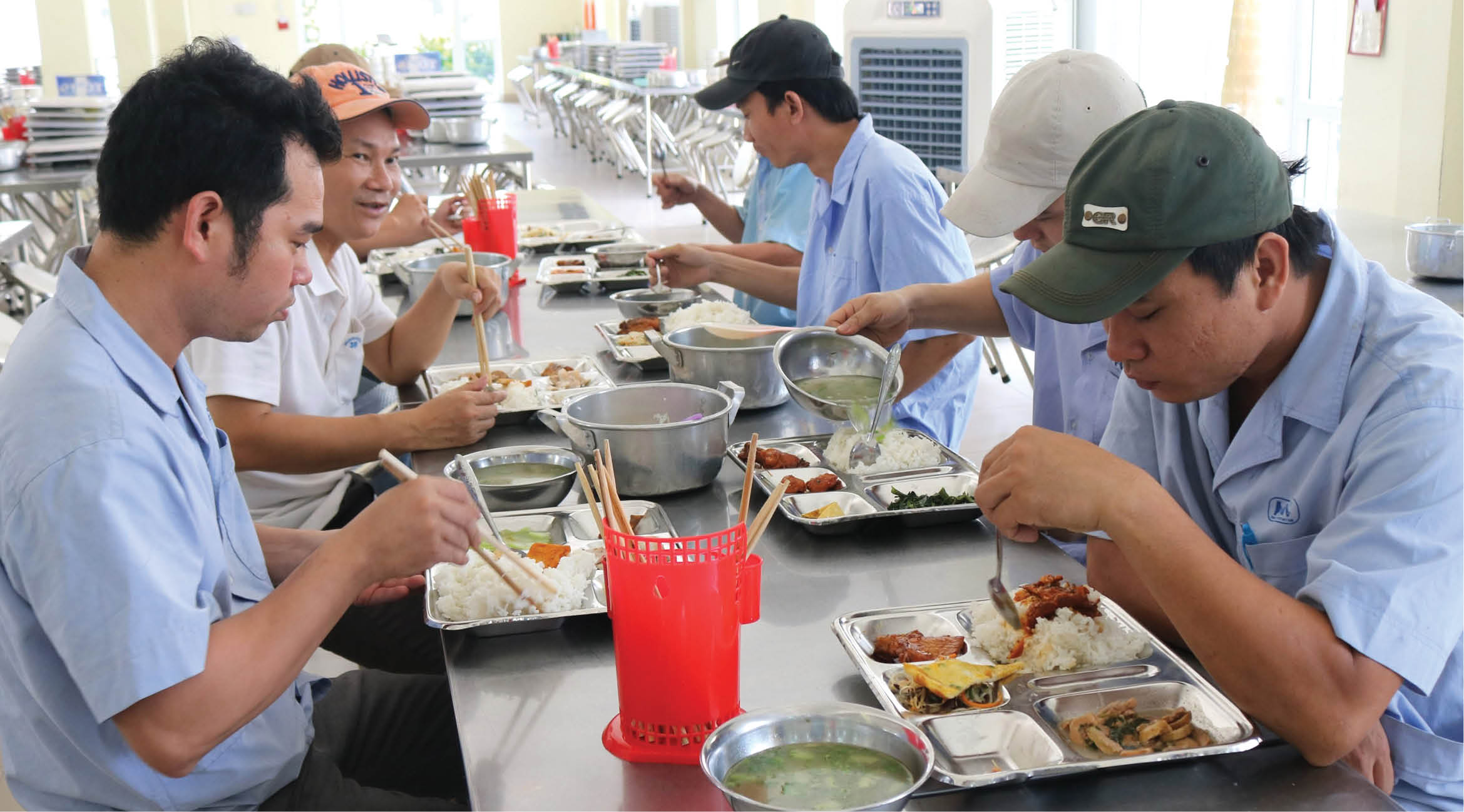 Lo bữa ăn, nhà ở cho người lao động