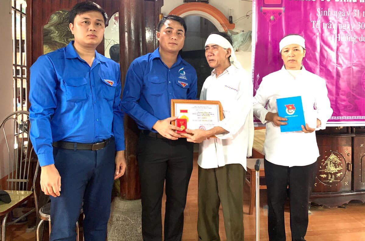 Truy tặng Huy hiệu Tuổi trẻ dũng cảm cho sinh viên quên mình cứu bạn