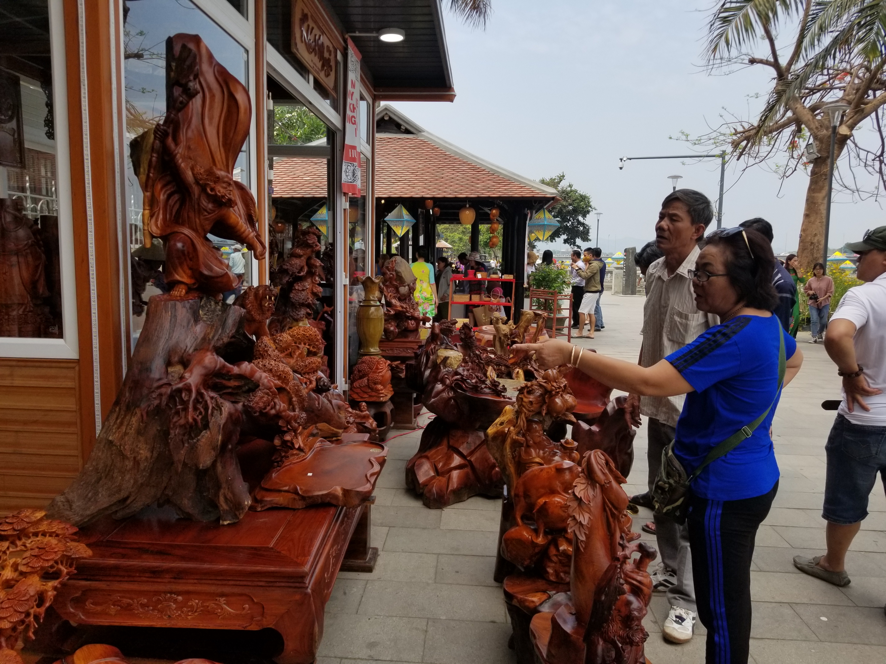 Tổ chức trại sáng tác điêu khắc từ cây gỗ đổ mang tên “Hồi sinh”