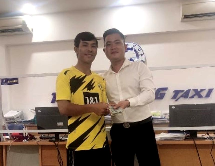 Lái xe taxi trả lại gần 6 triệu đồng cho khách bỏ quên