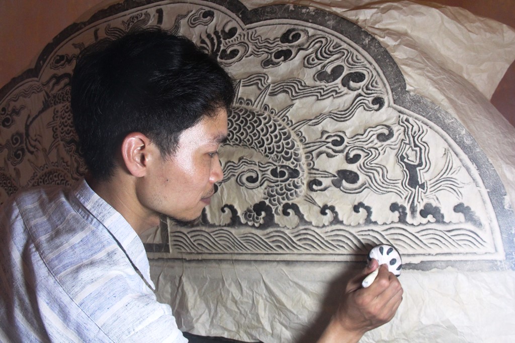 Lặng lẽ công việc dập văn bia cổ