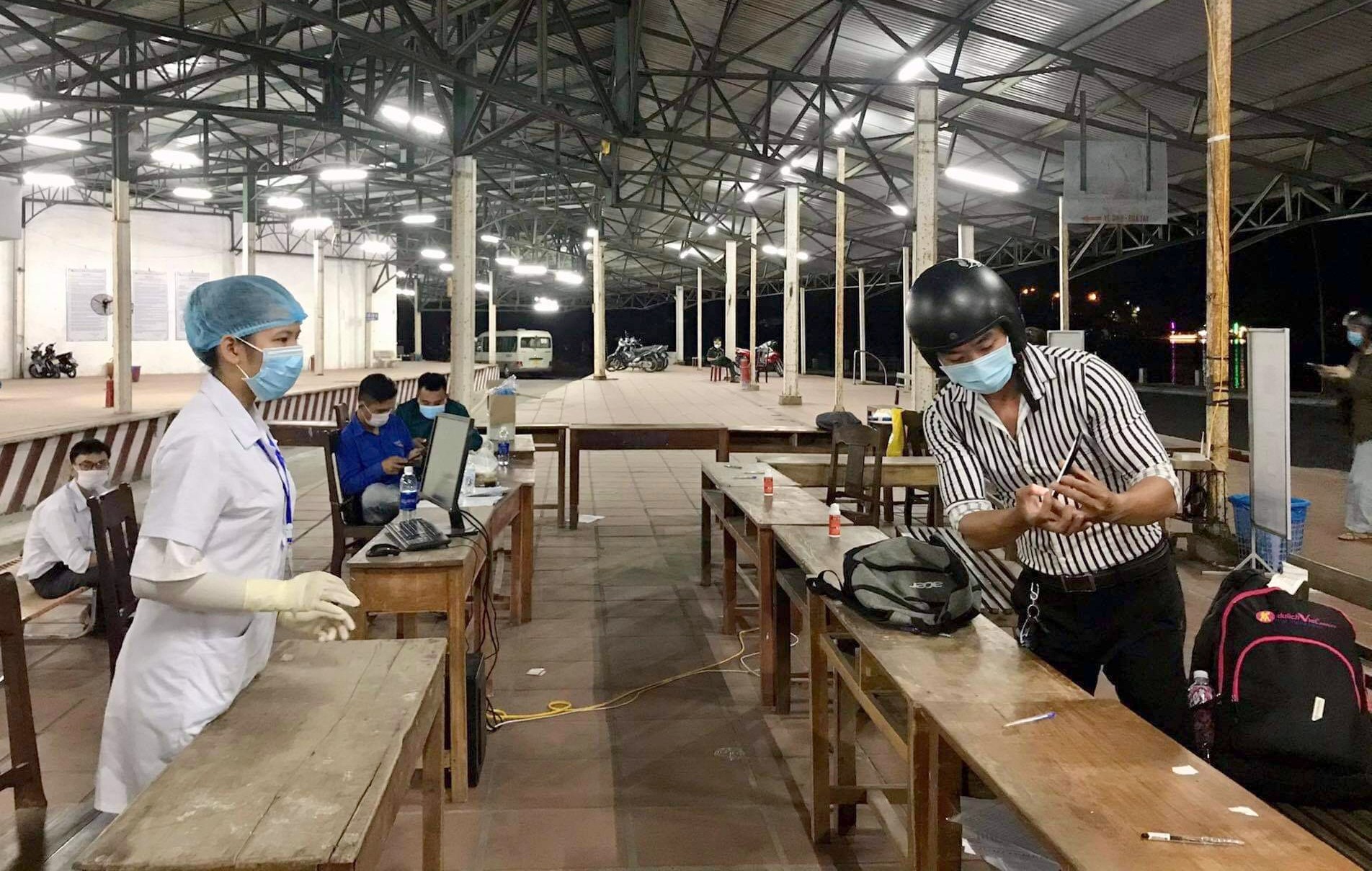 200 sinh viên tình nguyện hỗ trợ các chốt kiểm soát y tế