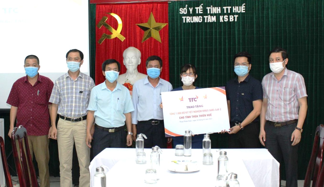 Tặng 1 000 bộ kit xét nghiệm nhanh phòng chống COVID-19