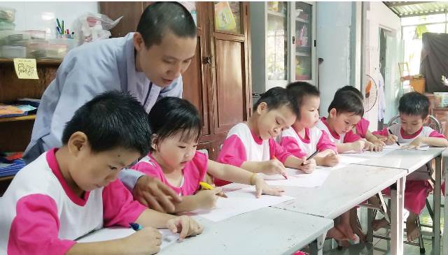 Cầu nối giúp người yếu thế vươn lên