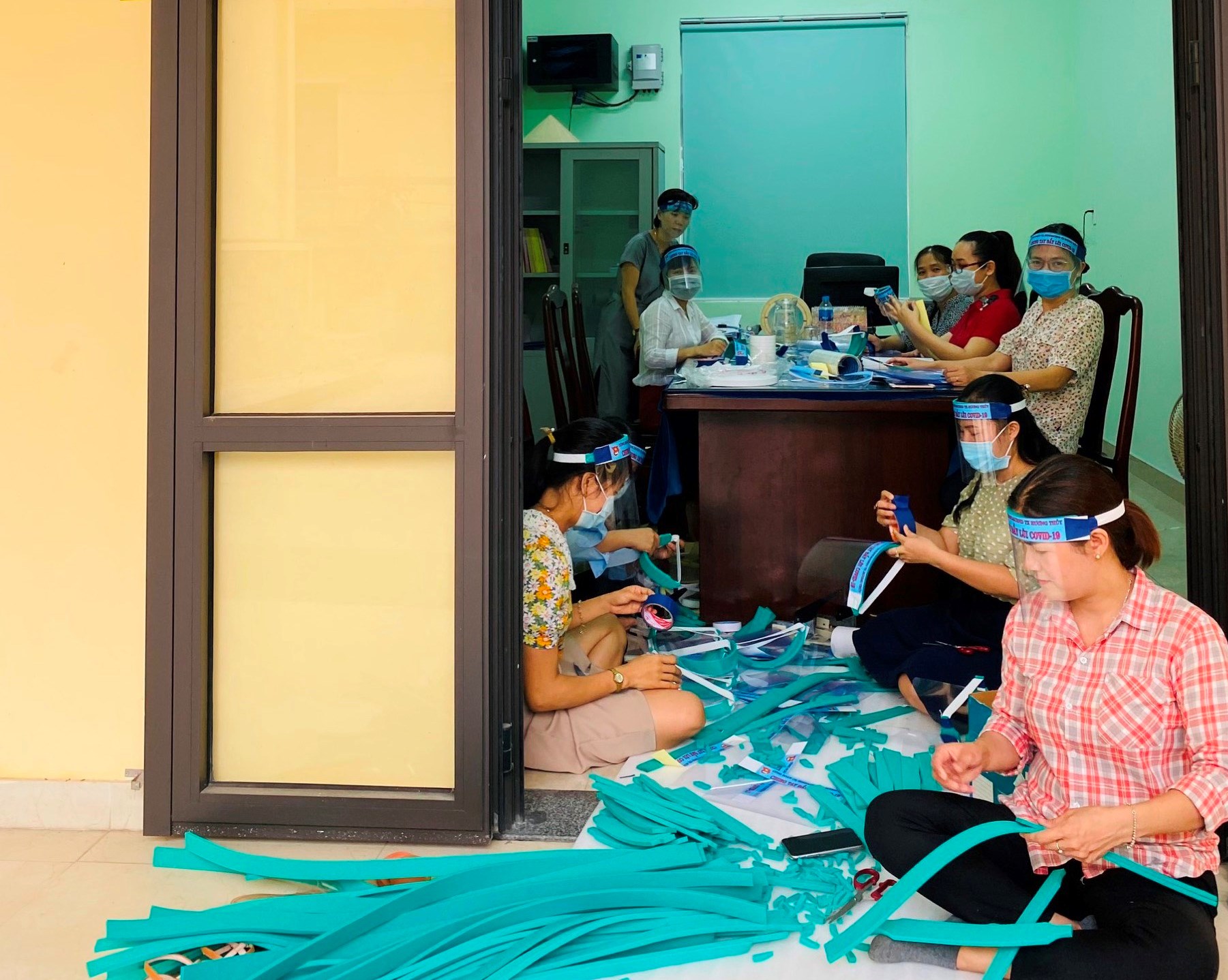 Phụ nữ Hương Thủy làm kính bảo hộ hỗ trợ các lực lượng tuyến đầu
