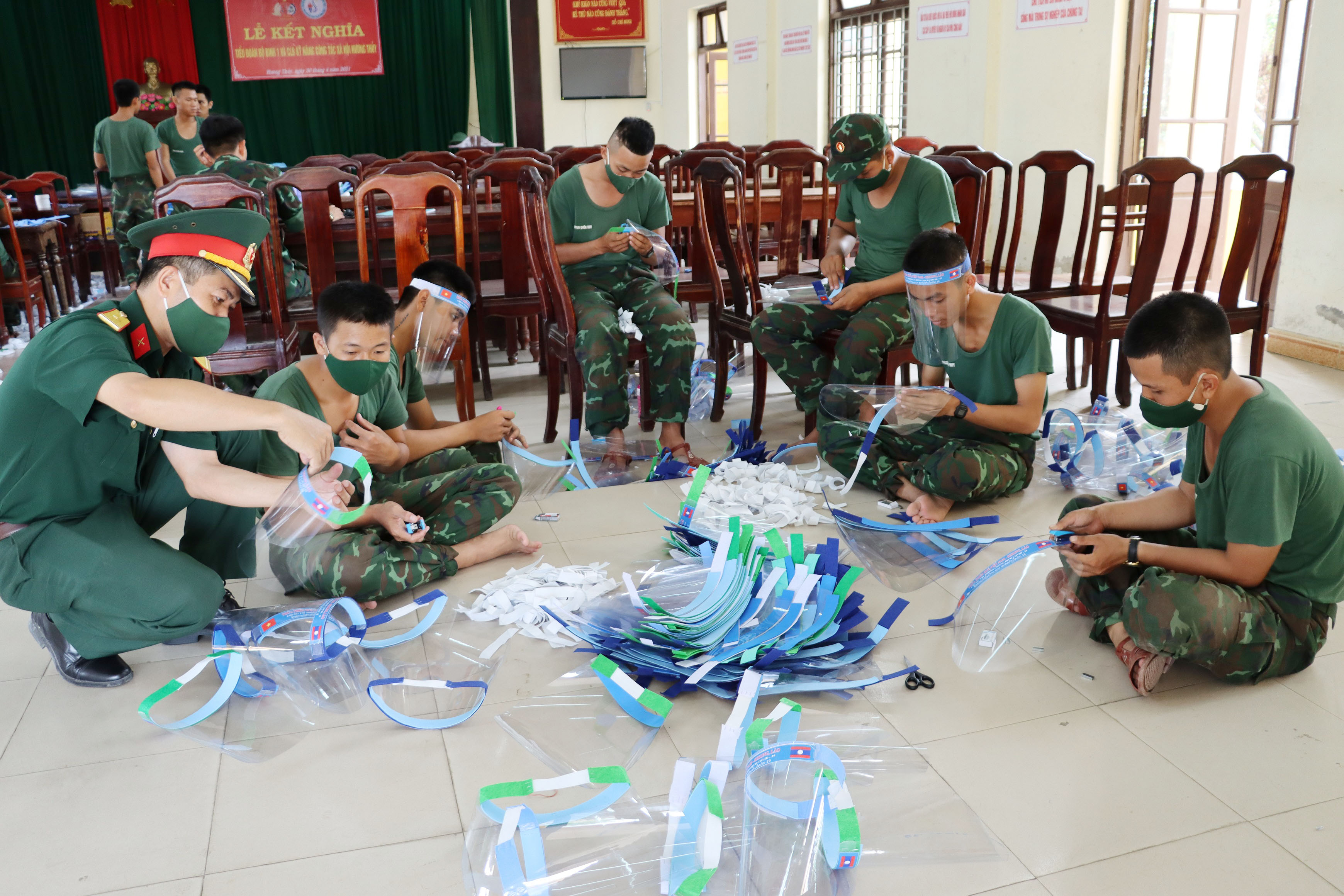 Chiến sĩ Trung đoàn bộ binh 6 làm 5 ngàn tấm chắn giọt bắn chống dịch