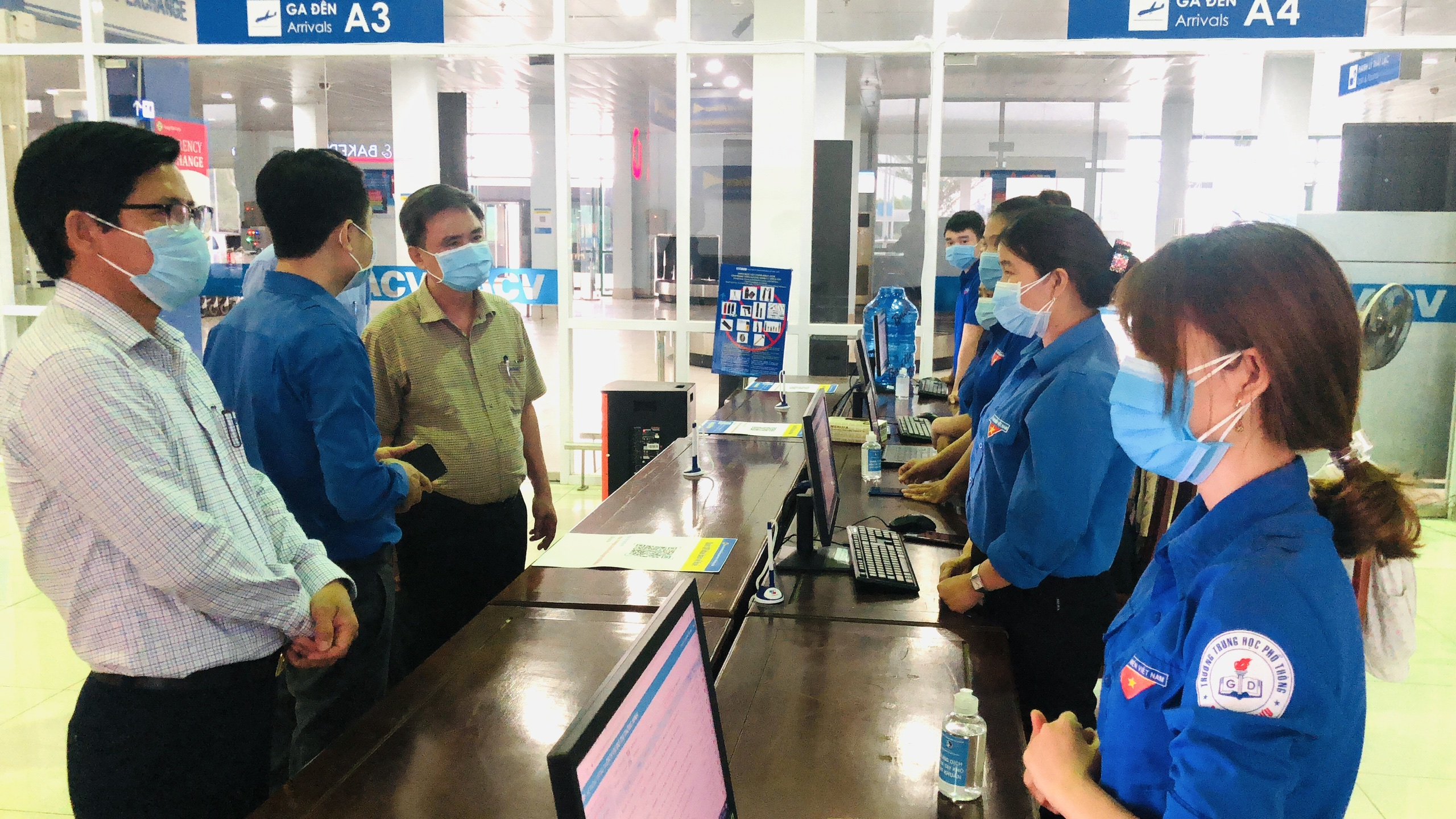Động viên, tặng quà lực lượng làm nhiệm vụ tại 2 chốt kiểm soát y tế liên ngành