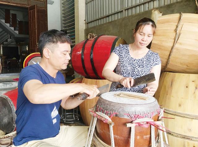 Chị Huyền làm trống