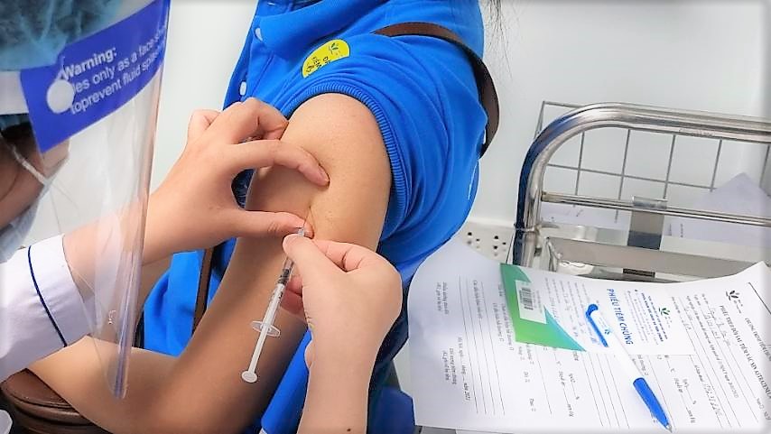Hãng bay đầu tiên tiêm vaccine COVID-19 cho phi công, tiếp viên
