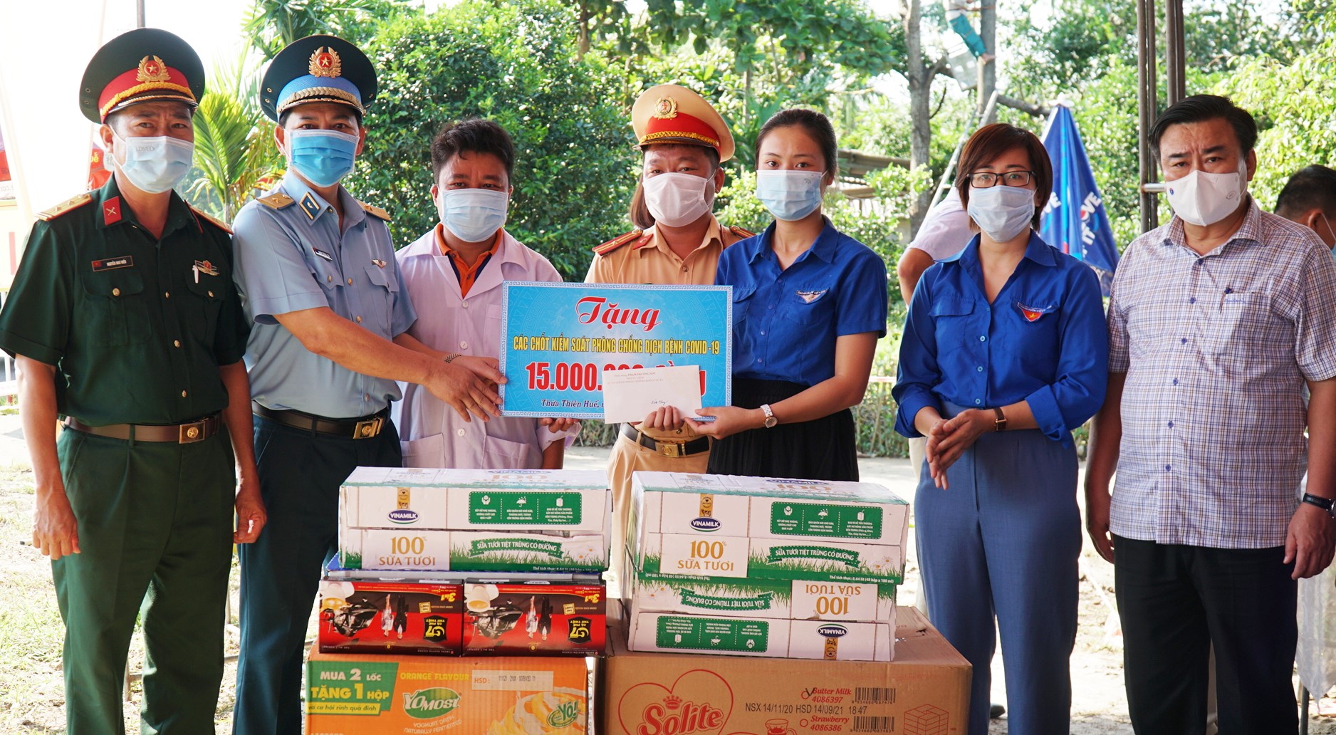 Thăm, tặng quà lực lượng làm nhiệm vụ tại chốt kiểm soát y tế