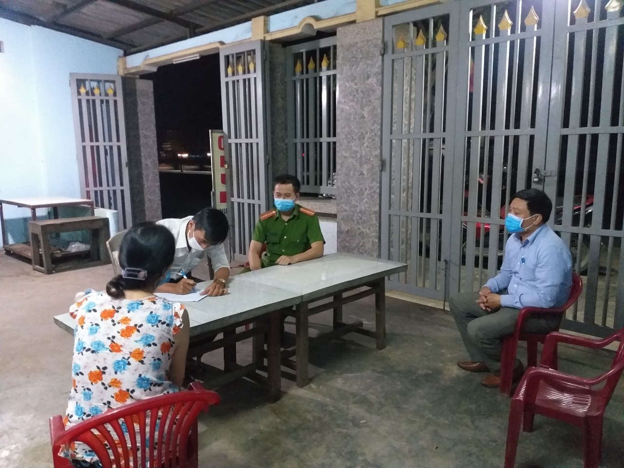 Hàng quán đảm bảo giãn cách, tăng bán hàng qua mạng